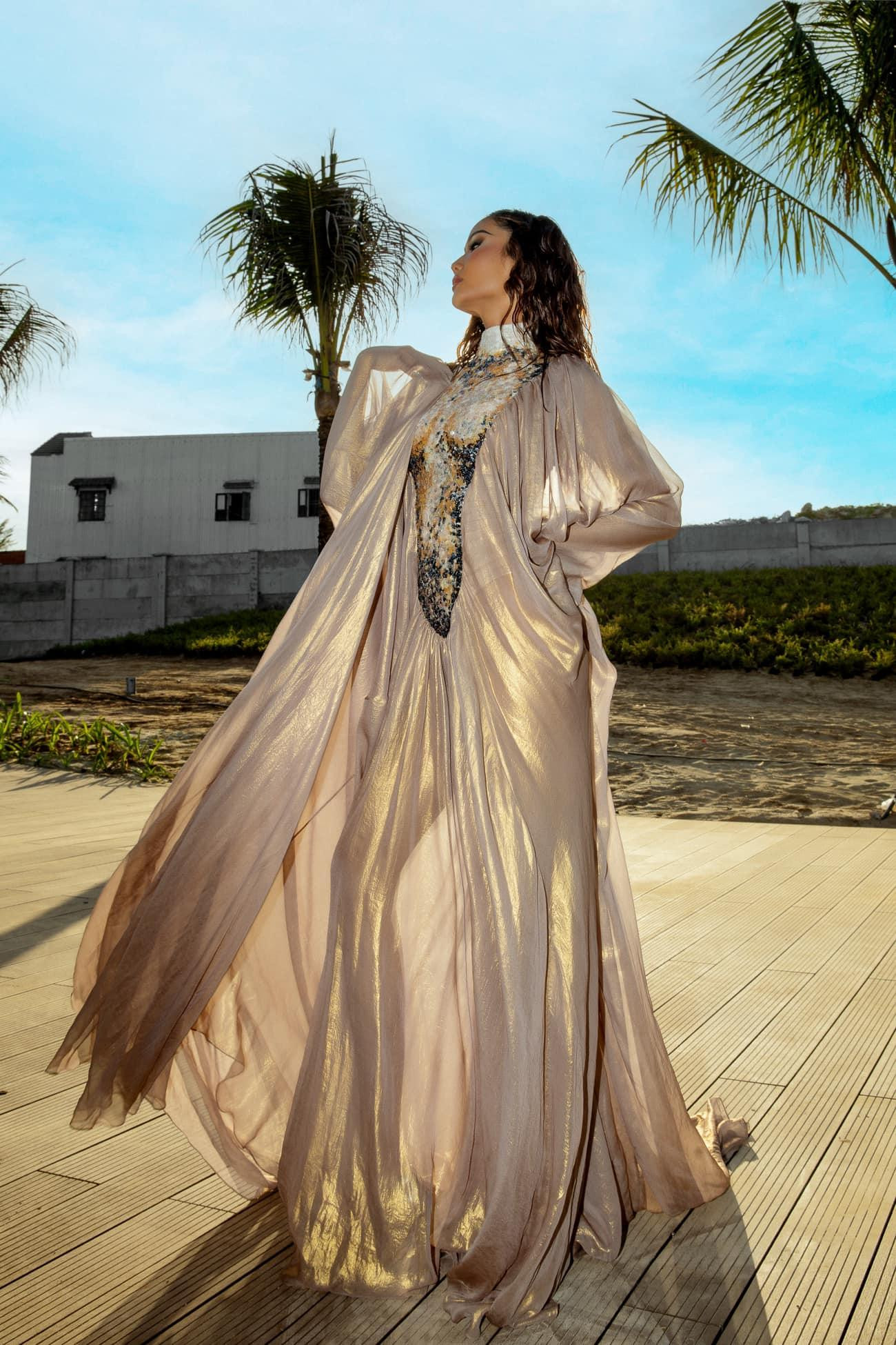 Thiết kế tông màu đồng với phần đính kết cầu kỳ và tỉ mỉ dọc theo thân trên mang lại vẻ đẹp bí ẩn, kiêu sa cho người đẹp Ê Đê.