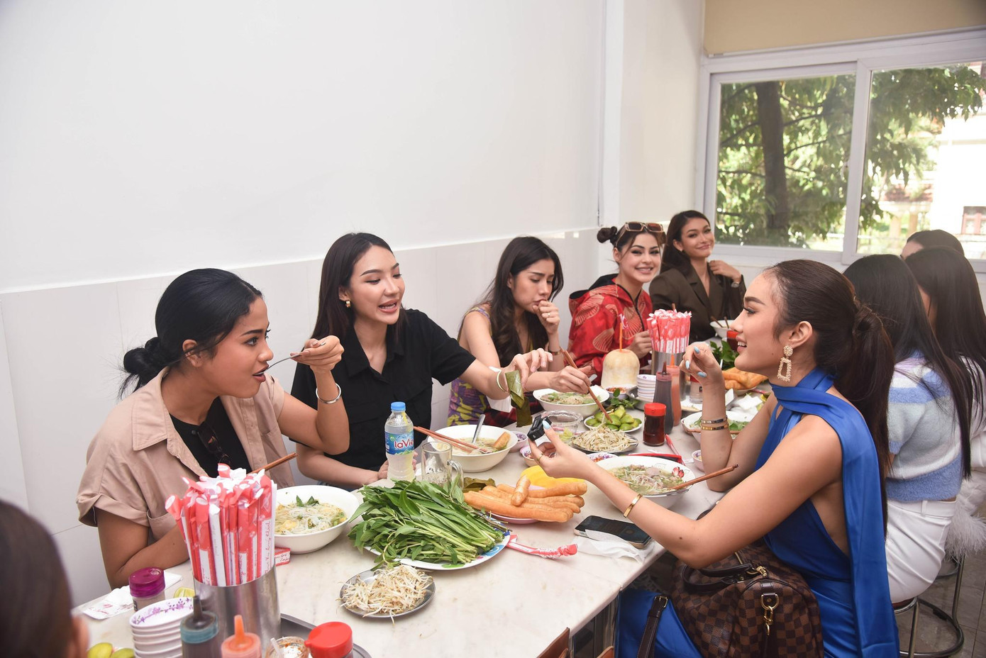 Mặc dù đã thưởng thức món ăn này nhiều lần nhưng các người đẹp vẫn rất phấn khích.