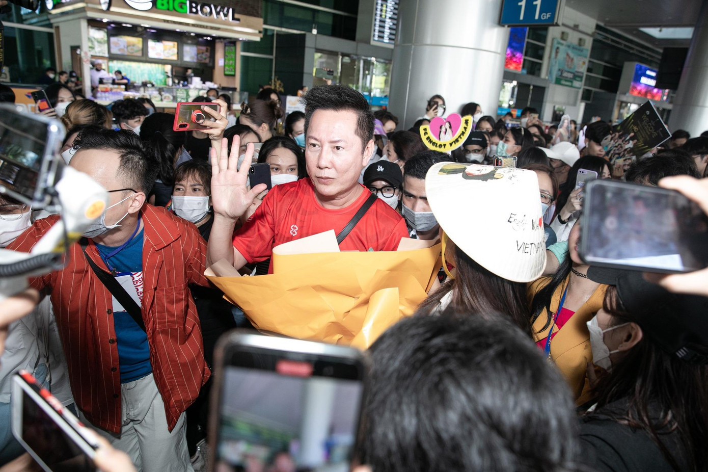 Trong lần trở lại Việt Nam, Mr. Nawat rất xúc động khi nhận được sự chào đón nồng nhiệt của khán giả.