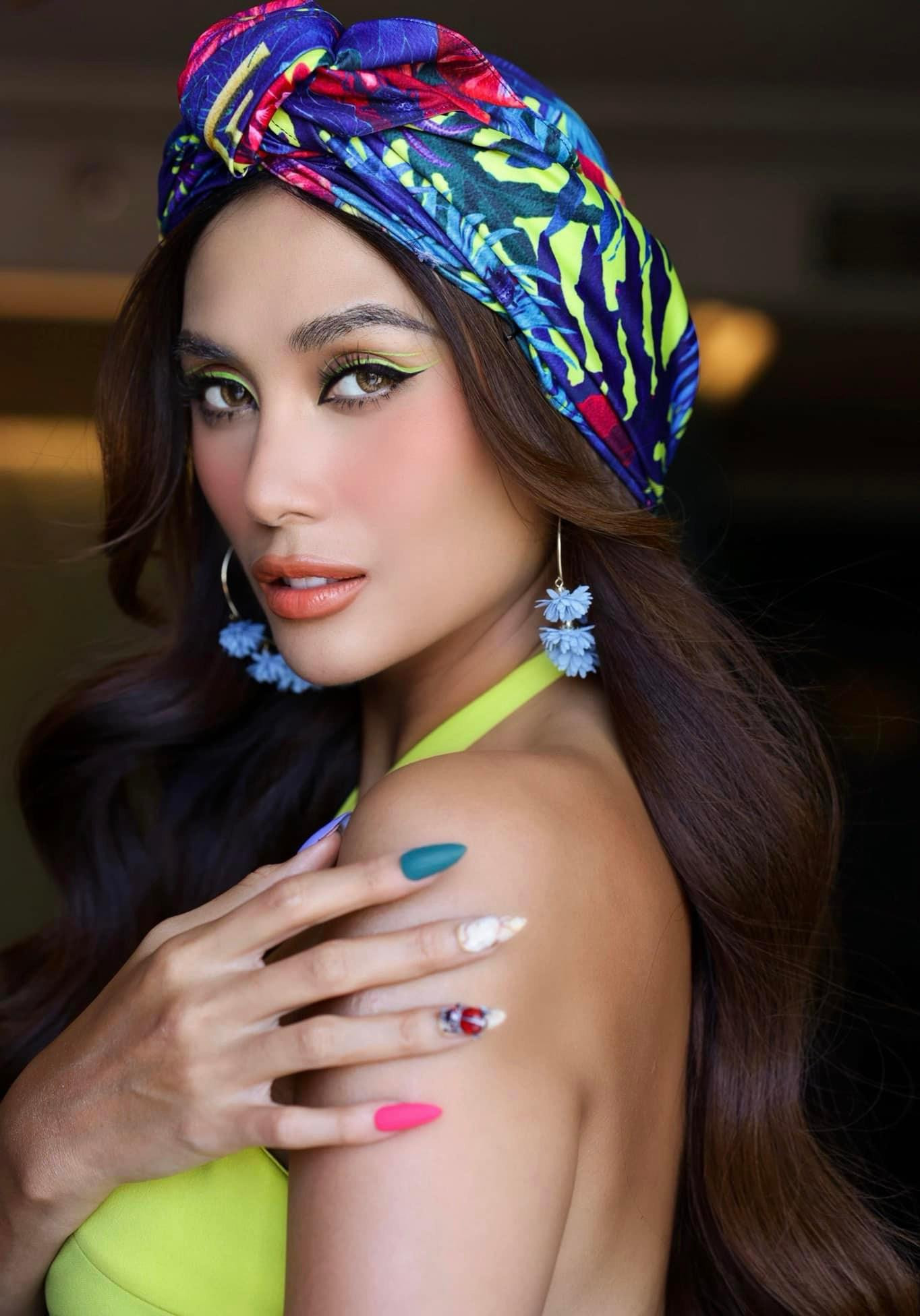 Á hậu, Siêu mẫu Võ Hoàng Yến nổi bật với phong cách retro rực rỡ sắc màu.