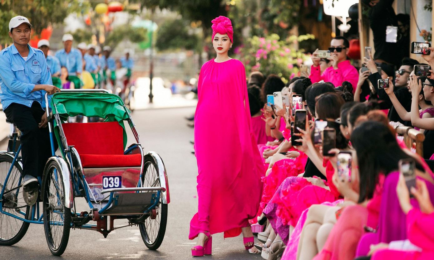 Cô được chở đến sân khấu bằng xe xích lô trên phố cổ khiến nhiều người trầm trồ thích thú.