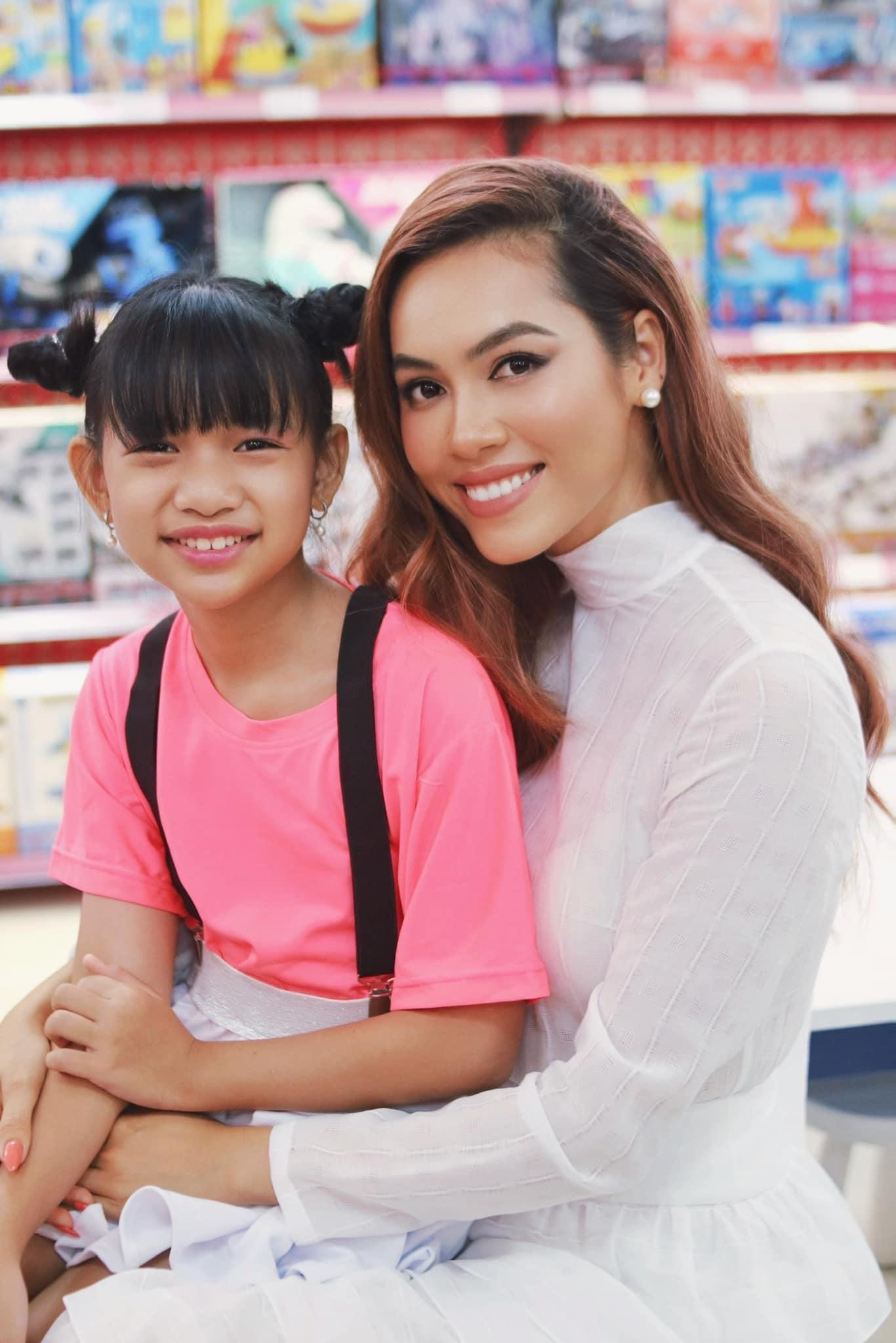 Á hậu Hoàng My diện áo dài trắng đi làm từ thiện vào đúng ngày Quốc tế Thiếu nhi 1/6.