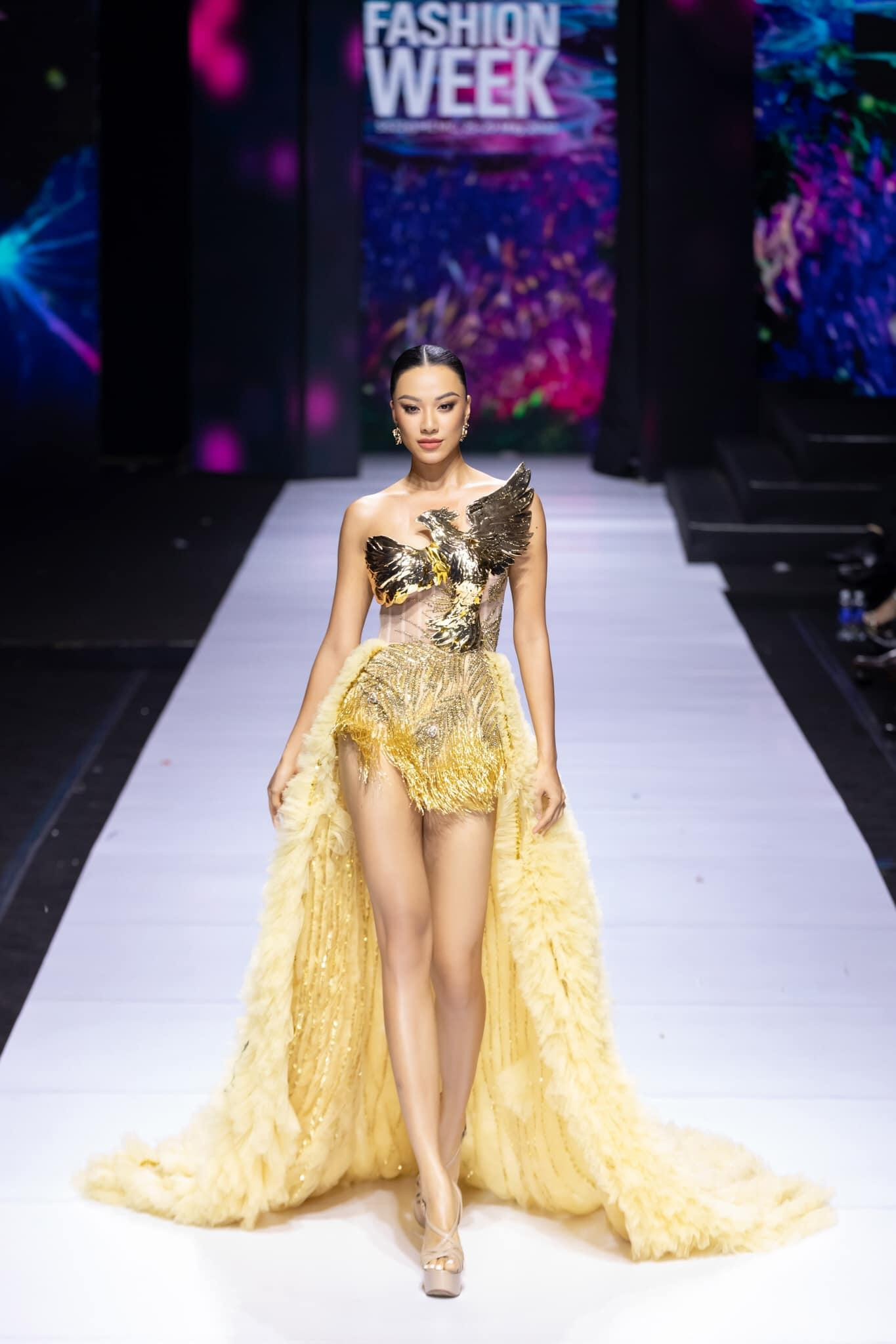 Trước đó, thiết kế ấn tượng này từng được Á hậu Kim Duyên trình diễn trên sàn catwalk. Trước đó, thiết kế ấn tượng này từng được Á hậu Kim Duyên trình diễn trên sàn catwalk.