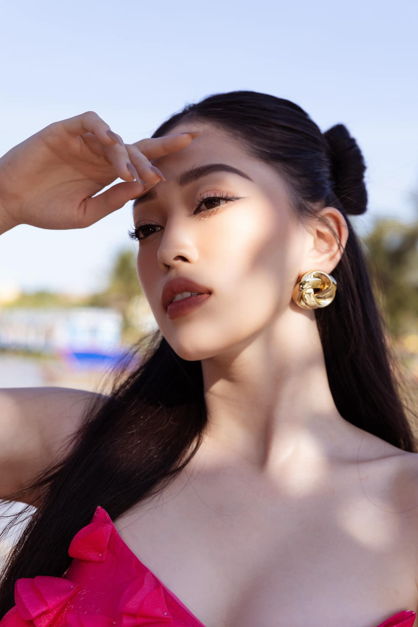 Á hậu Phương Nga khoe nhan sắc xinh đẹp, kiêu sa dưới cái nắng Hội An.