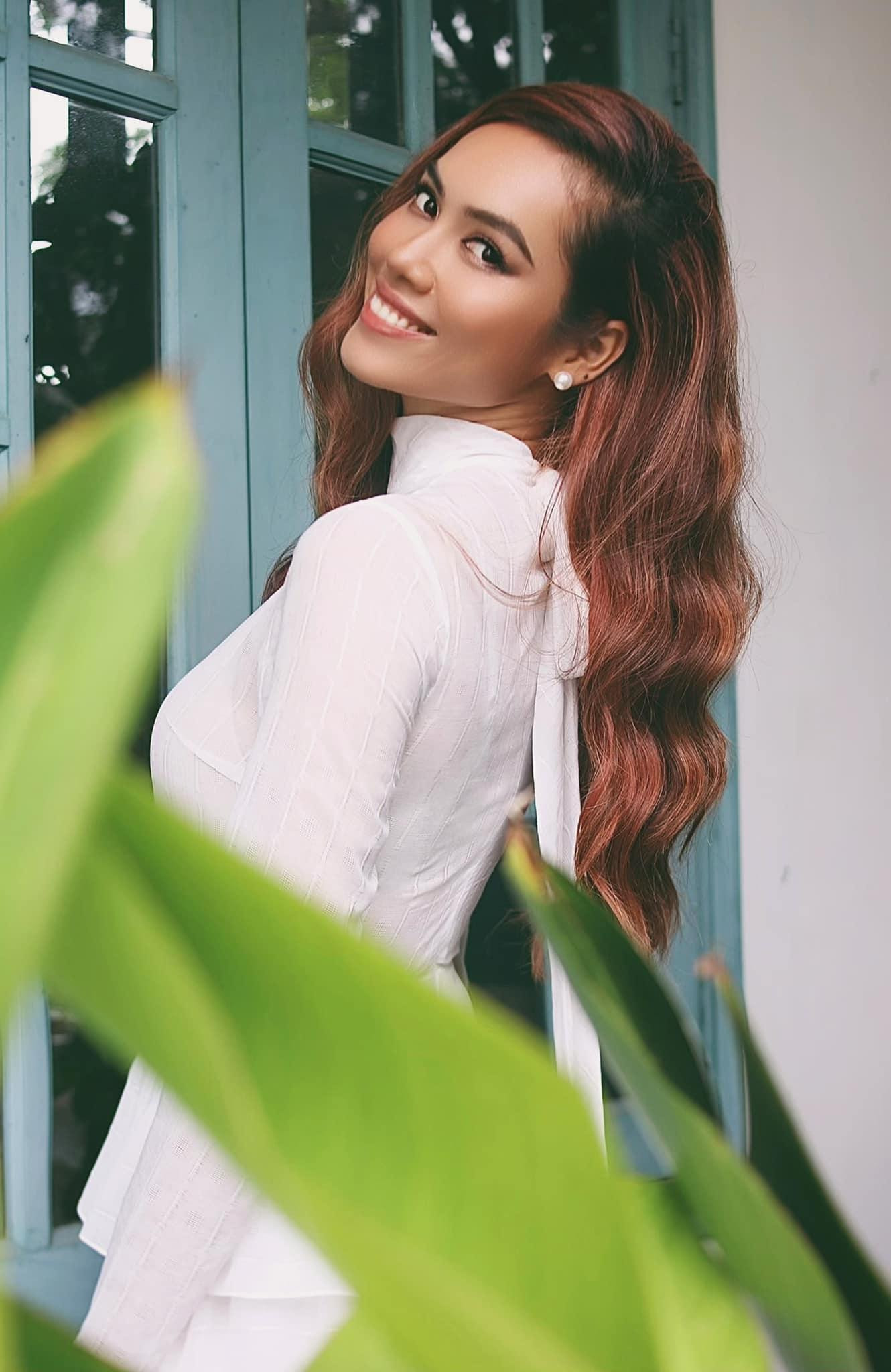 Á hậu Việt Nam 2010 khoe vẻ đẹp dịu dàng và thanh lịch.