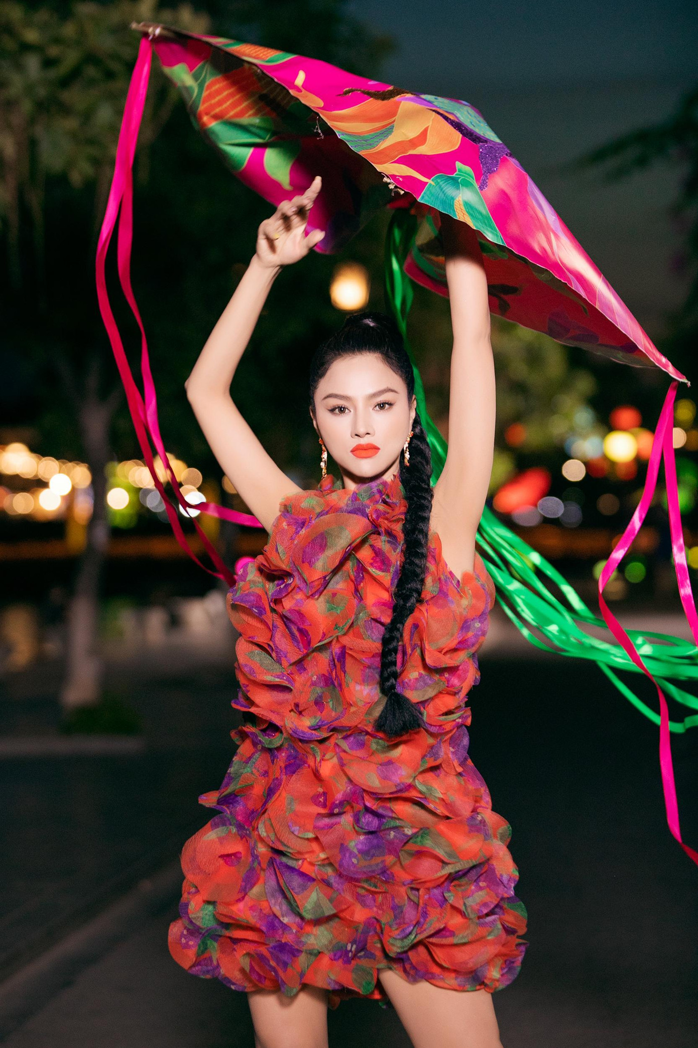 Siêu mẫu Vũ Thu Phương là một trong những vedette của show. Cô có màn trình diễn ấn tượng bên Võ Hoàng Yến và Tiểu Vy.