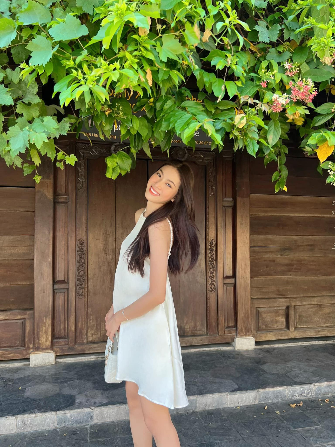 Á hậu Ngọc Thảo diện váy yếm khoe sắc dưới cái nắng Hội An.