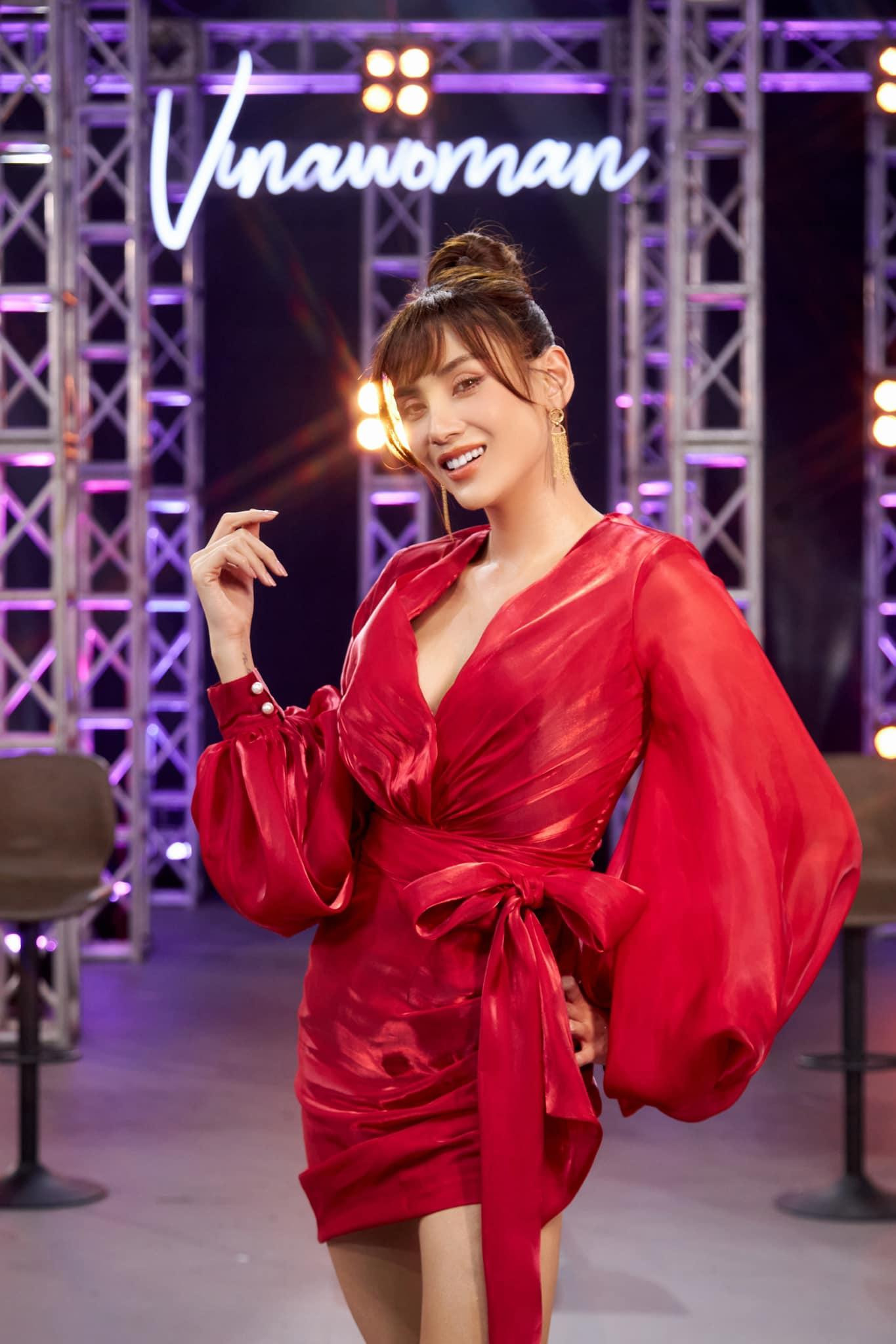 Võ Hoàng Yến diện váy đỏ rực, khoe đôi chân dài nóng bỏng.