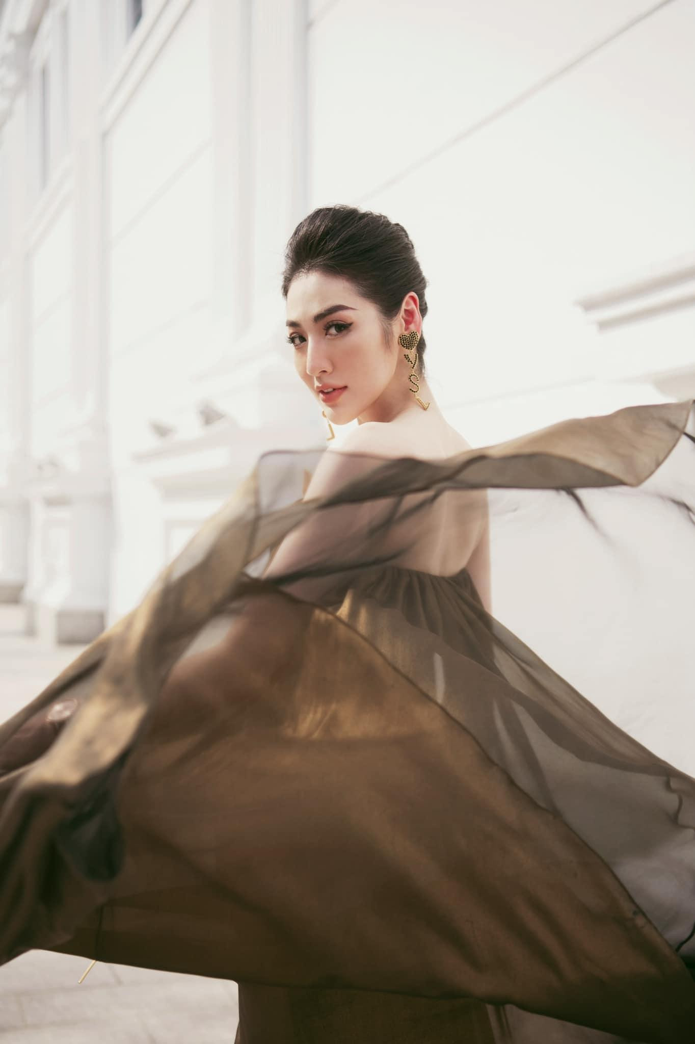 Á hậu Tú Anh đẹp tựa 'nữ thần' với bộ váy bay bổng và lãng mạn.