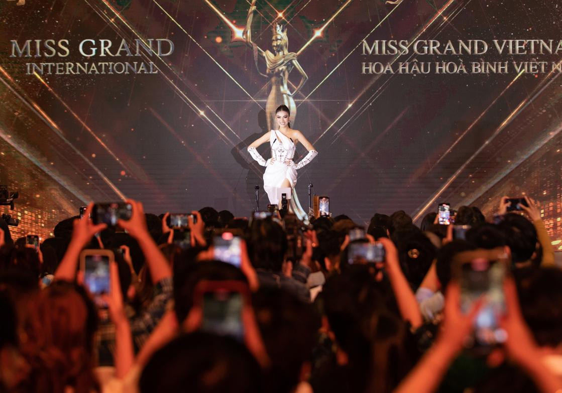 Á hậu Ngọc Thảo cũng tái hiện màn hô tên tại Miss Grand 2020.
