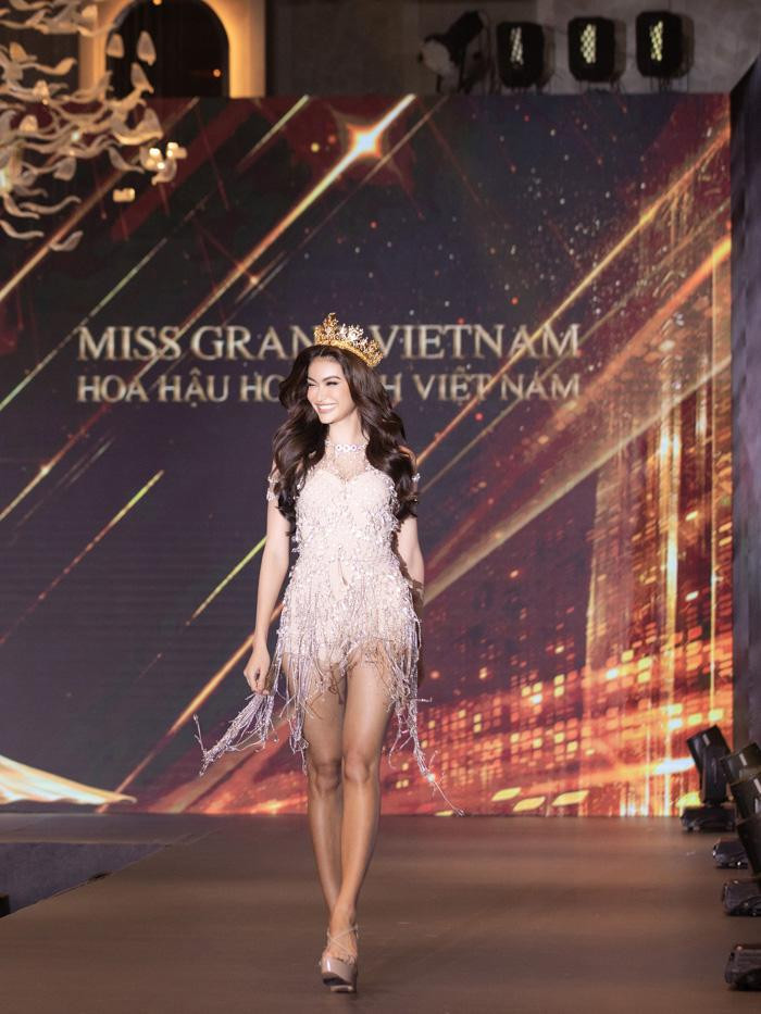 Á hậu 1 Miss Grand Thailand 2022 cũng có màn tái hiện lại khoảnh khắc xoay tròn như búp bê trên sân khấu khiến khán giả 'vỡ oà'.