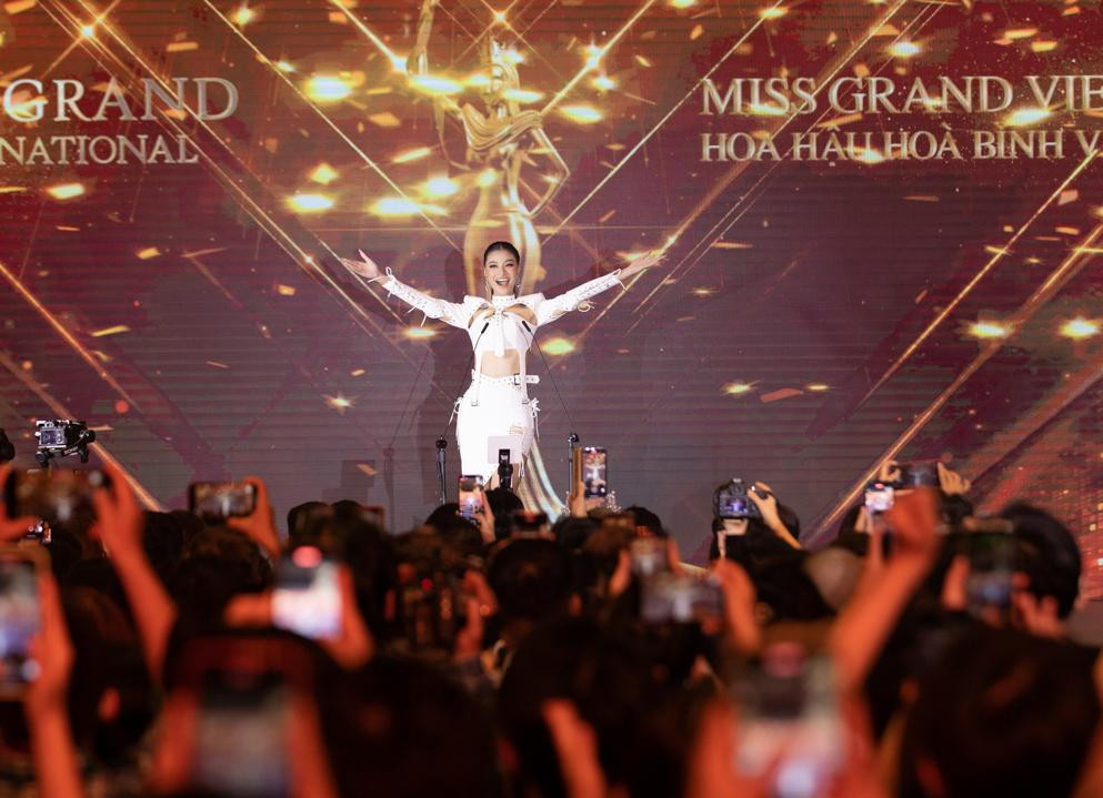 Á hậu Kiều Loan tái hiện màn hô tên tại Miss Grand 2019.