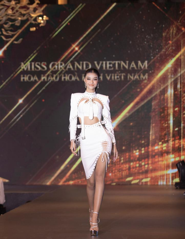 Kiều Loan cũng diện một thiết kế cut-out, khoe vóc dáng sexy.