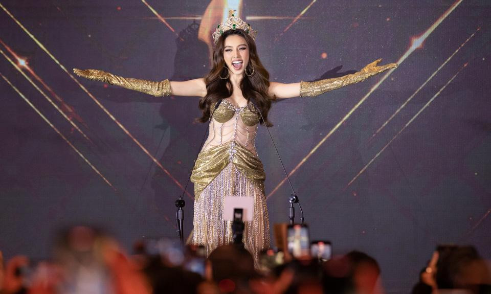 Tại buổi họp báo chiều 7/6, Hoa hậu Thuỳ Tiên và các người đẹp đã có màn ra mắt khán giả ấn tượng khi tái hiện lại màn hô tên của mình khi tham dự cuộc thi Miss Grand International. Hoa hậu Thuỳ Tiên gây thích thú với màn hô tên kéo dài, từng làm nên 'thương hiệu' của cô khi tham dự Miss Grand 2021.