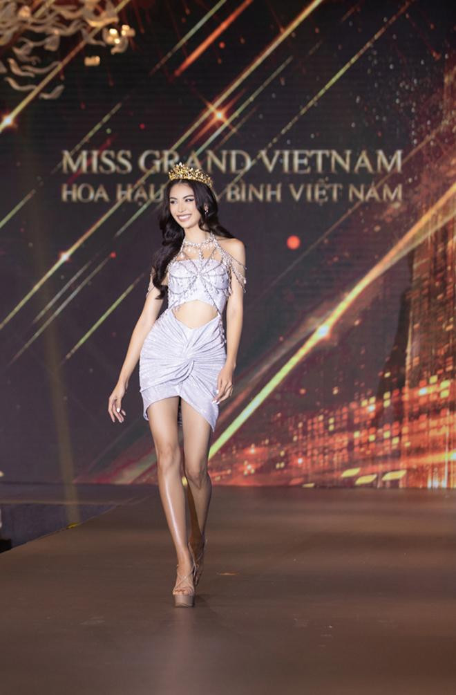 Các người đẹp khoe kỹ năng trình diễn điêu luyện trên sân khấu.