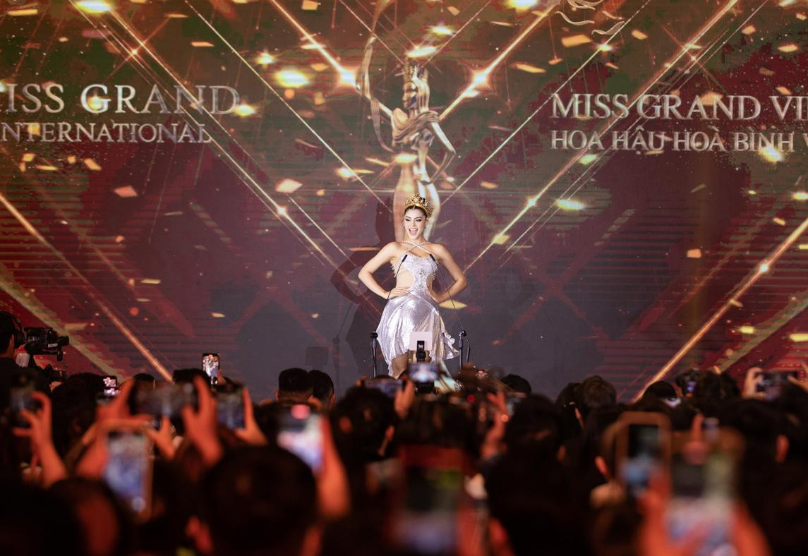 Trong buổi họp báo chiều 7/6, khán giả Việt Nam đã vô cùng thích thú khi được thưởng thức 'đặc sản' này ngay trên sân khấu.