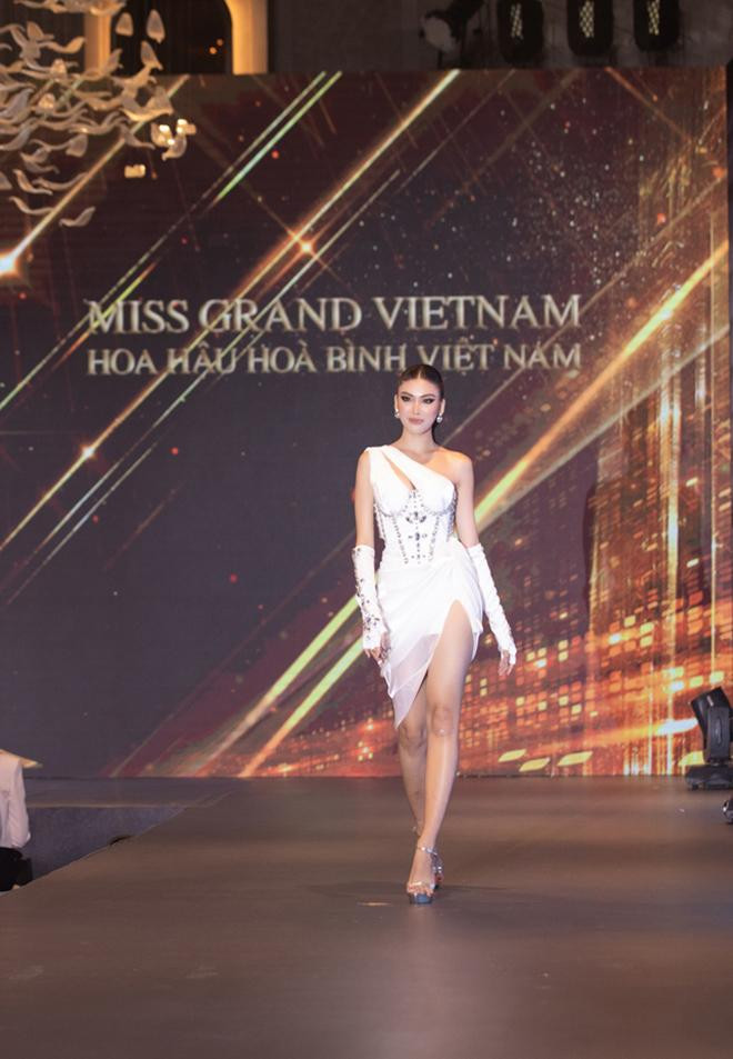 Cô xuất hiện trên sân khấu trong bộ váy trắng cắt xẻ nóng bỏng.