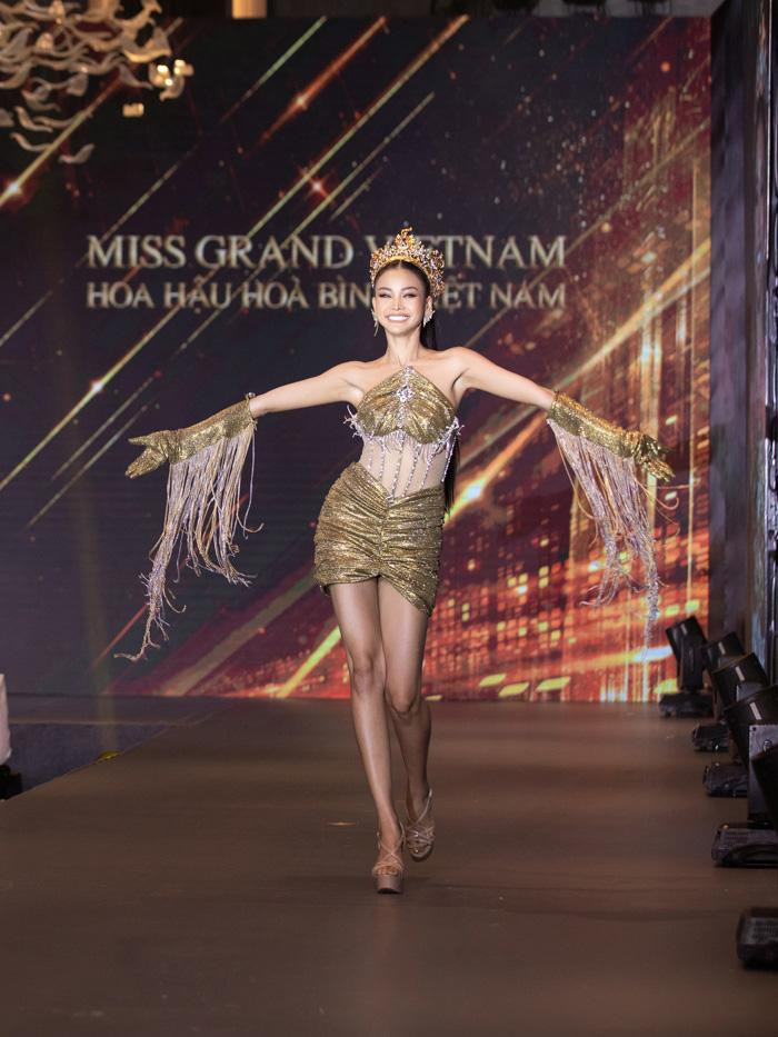 Đương kim Hoa hậu Hoà bình Thái Lan 2022 rạng rỡ, gợi cảm trên sân khấu.