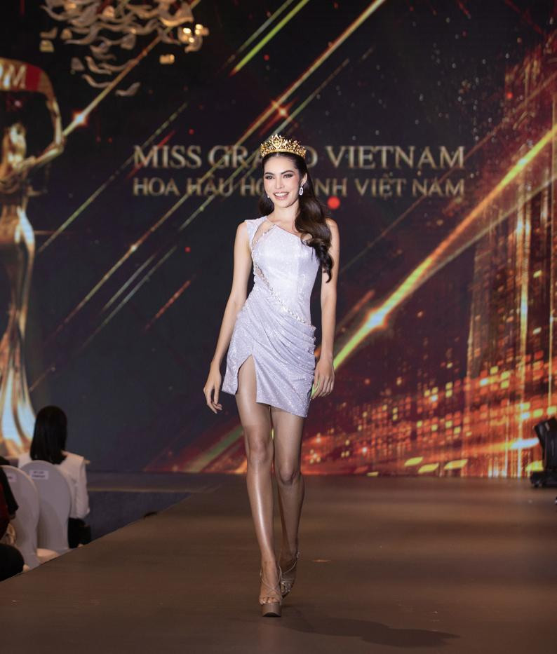 Dàn mỹ nhân xứ sở chùa Vàng diện váy cắt xẻ khoe dáng nóng bỏng trên sân khấu.