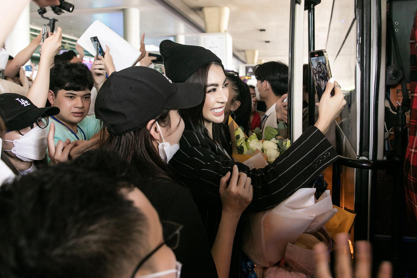 Top 10 Miss Grand Thailand 2022 vô cùng bất ngờ và hạnh phúc trước sự chào đón của người hâm mộ Việt Nam.