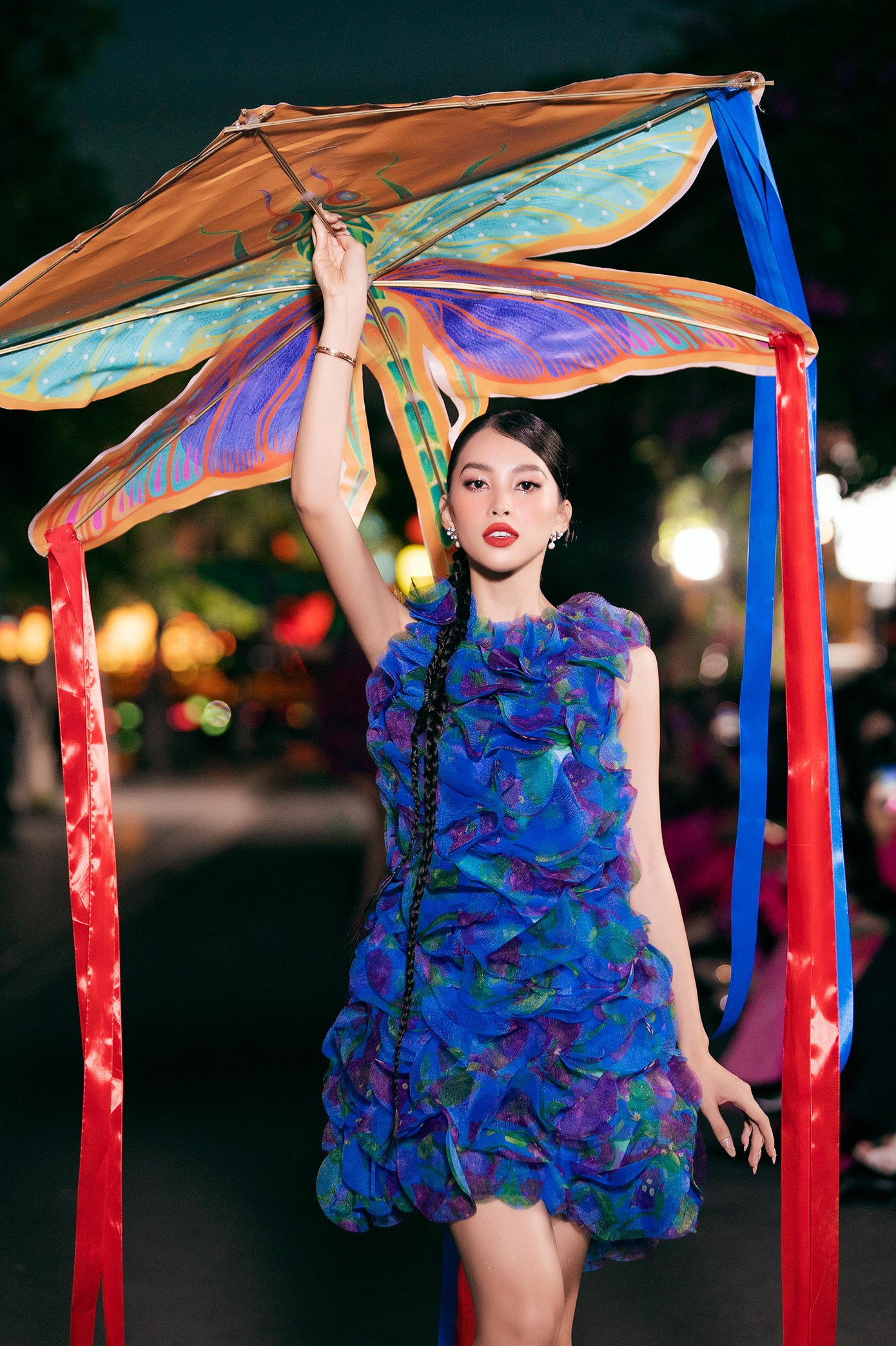 Tiểu Vy được chào đón khi trình diễn thời trang ngay trên chính quê hương Hội An của cô.