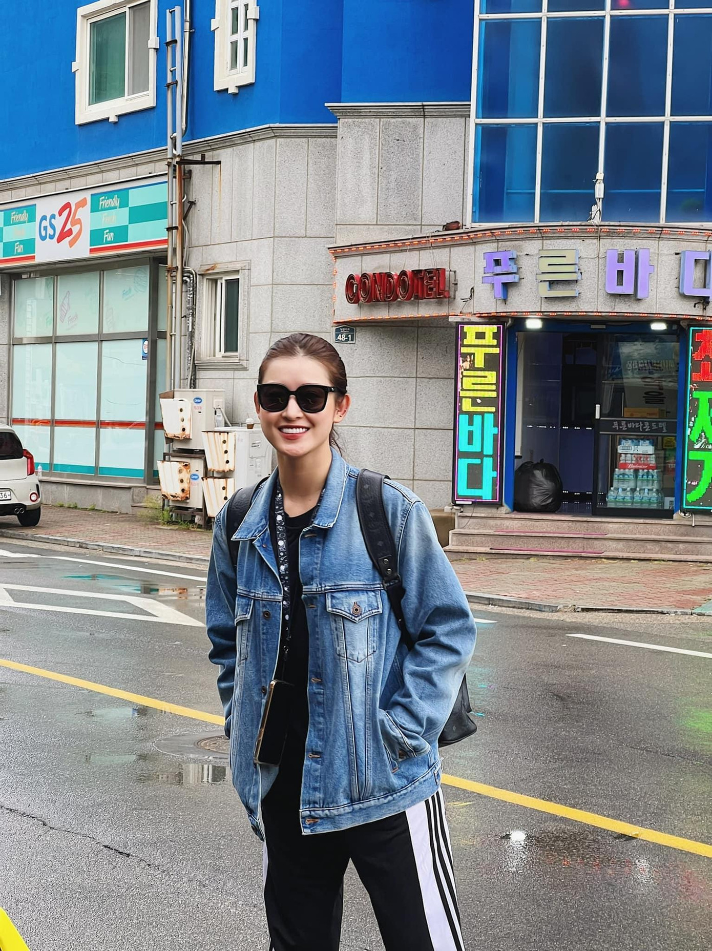 Á hậu Huyền My trẻ trung như nữ sinh khi đi công tác tại Hàn Quốc.