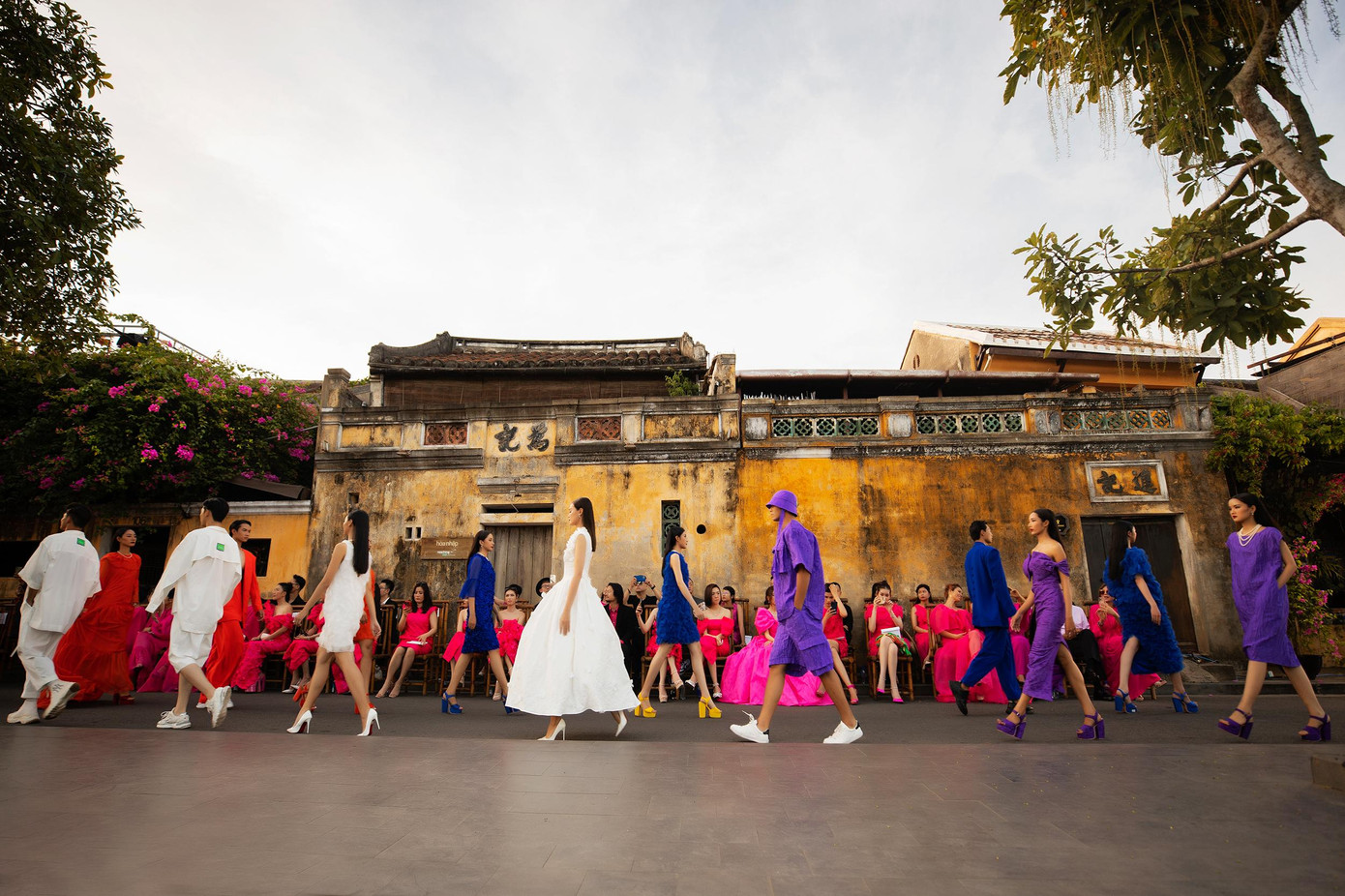 Show diễn với sàn catwalk ấn tượng được tổ chức trên phố cổ Hội An, mang lại một không khí tấp nập cùng những mảng màu rực rỡ.