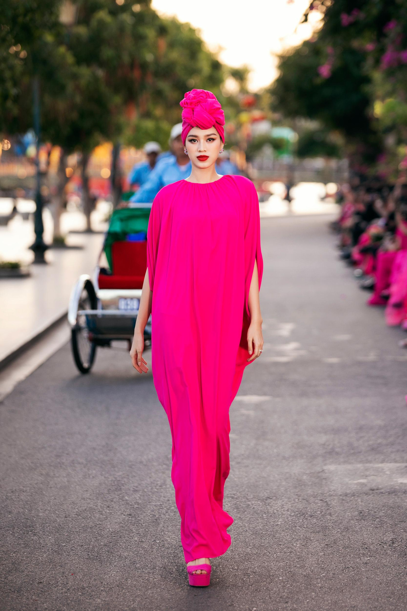 Hoa hậu Việt Nam 2020 diện bộ váy xuông màu hồng, sử dụng phụ kiện đội đầu và giày cao gót ton-sur-ton với màu váy.