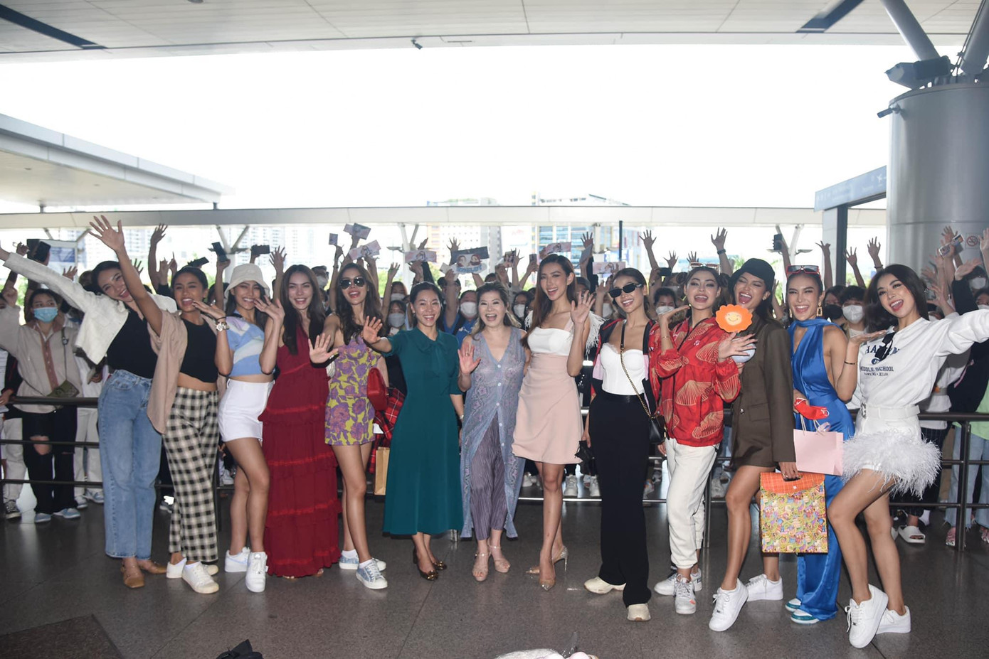 Đã có rất đông fan Việt Nam ra sân bay Tân Sơn Nhất để tiễn đoàn Miss Grand Thái Lan 2022.