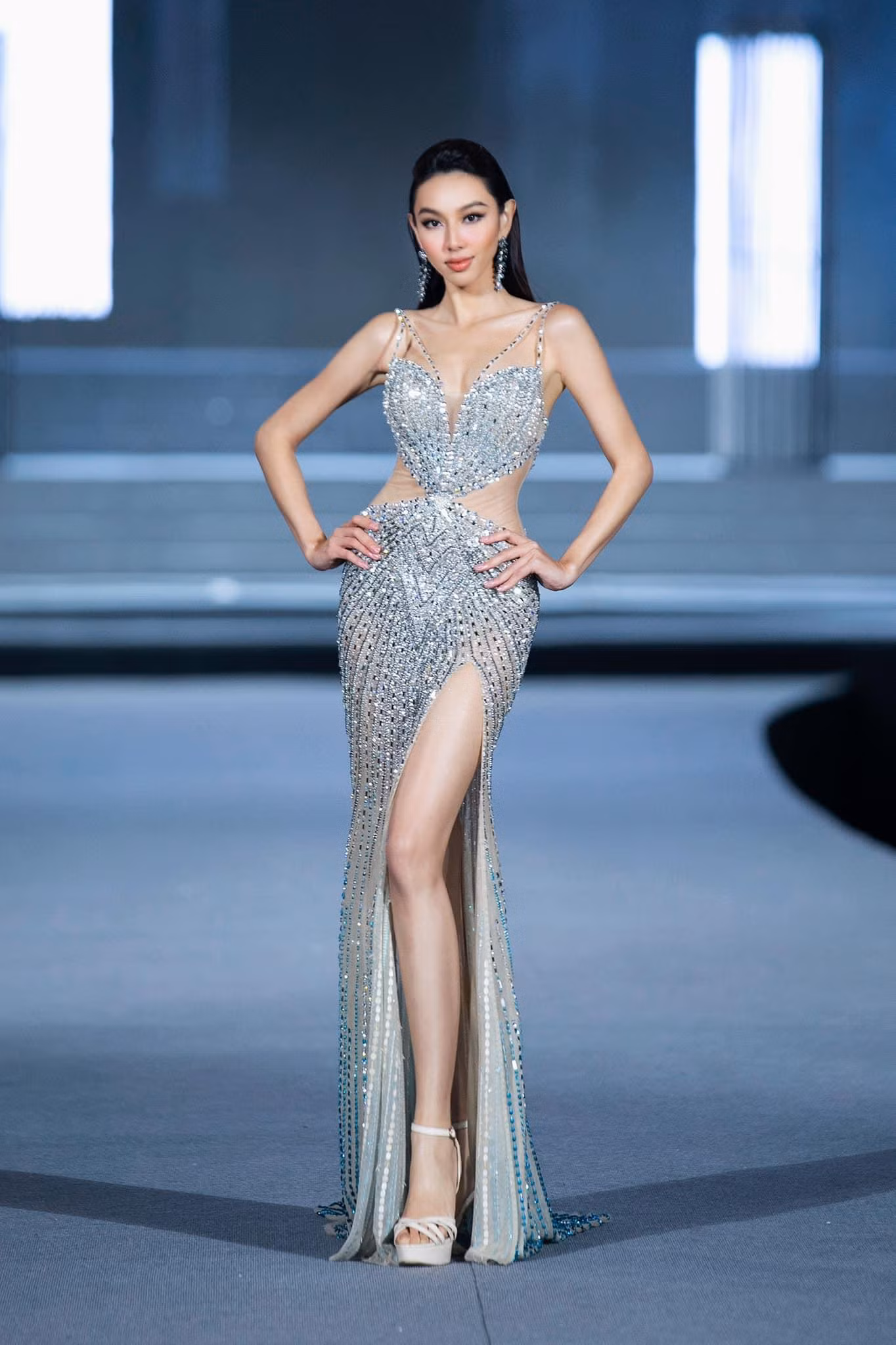 Thùy Tiên diện bộ váy cut-out - một kiểu váy yêu thích của cô, khoe trọn vóc dáng gợi cảm.