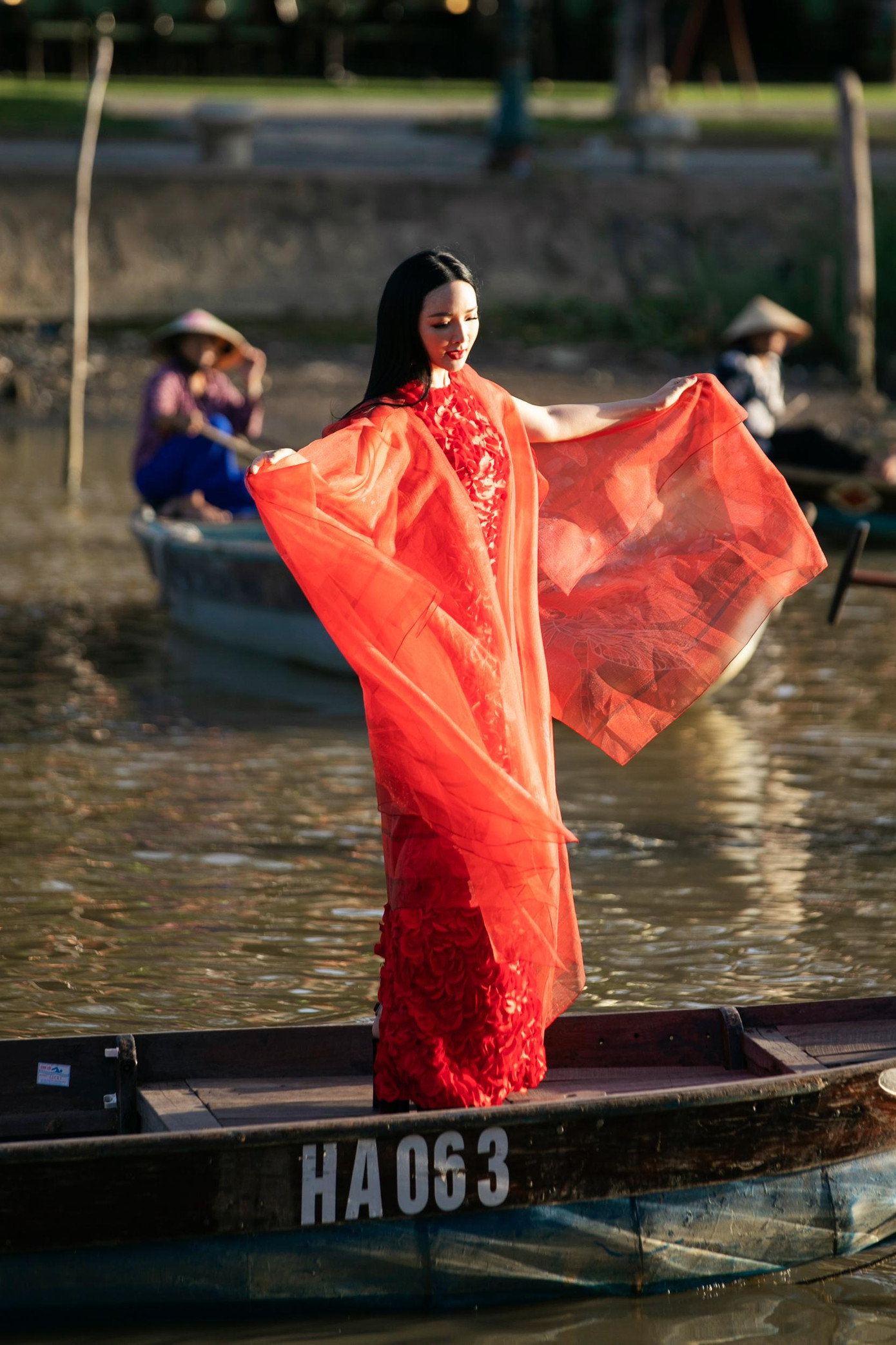 Hoa hậu Giáng My đảm nhận vai trò first face của show diễn. Cô có màn xuất hiện ấn tượng từ trên thuyền trên sông Hoài trong tiếng sáo du dương, tạo cảm giác thơ mộng, thoát tục.