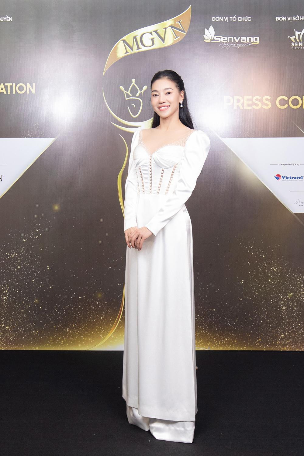 Bà Phạm Kim Dung - chủ tịch Miss Grand Vietnam mặc áo dài cách tân màu trắng duyên dáng.