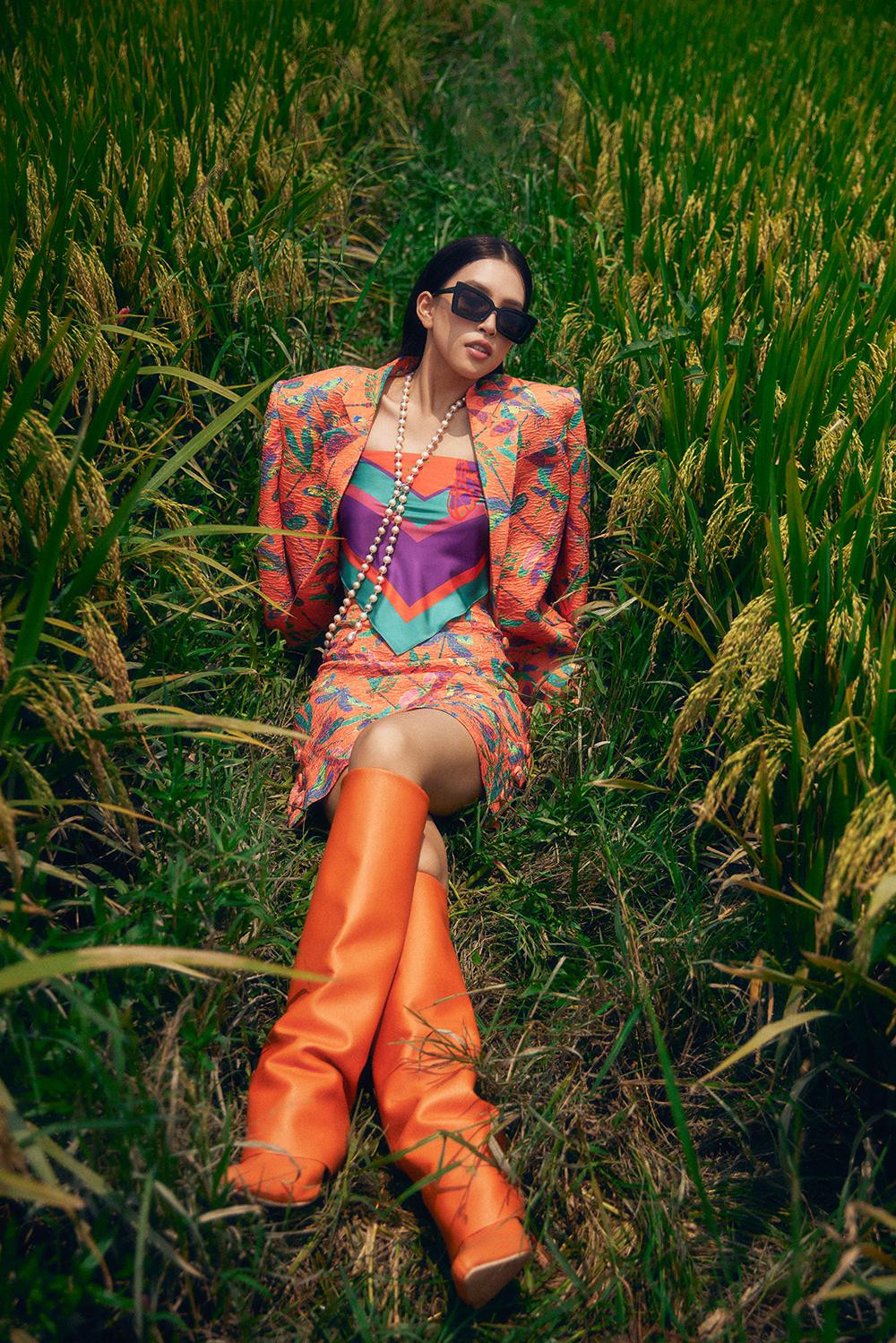 Chụp ảnh giữa cánh đồng lúa nắng chói chang của Hội An, Tiểu Vy khoe thần thái kiêu sa và sành điệu đẹp hút hồn.