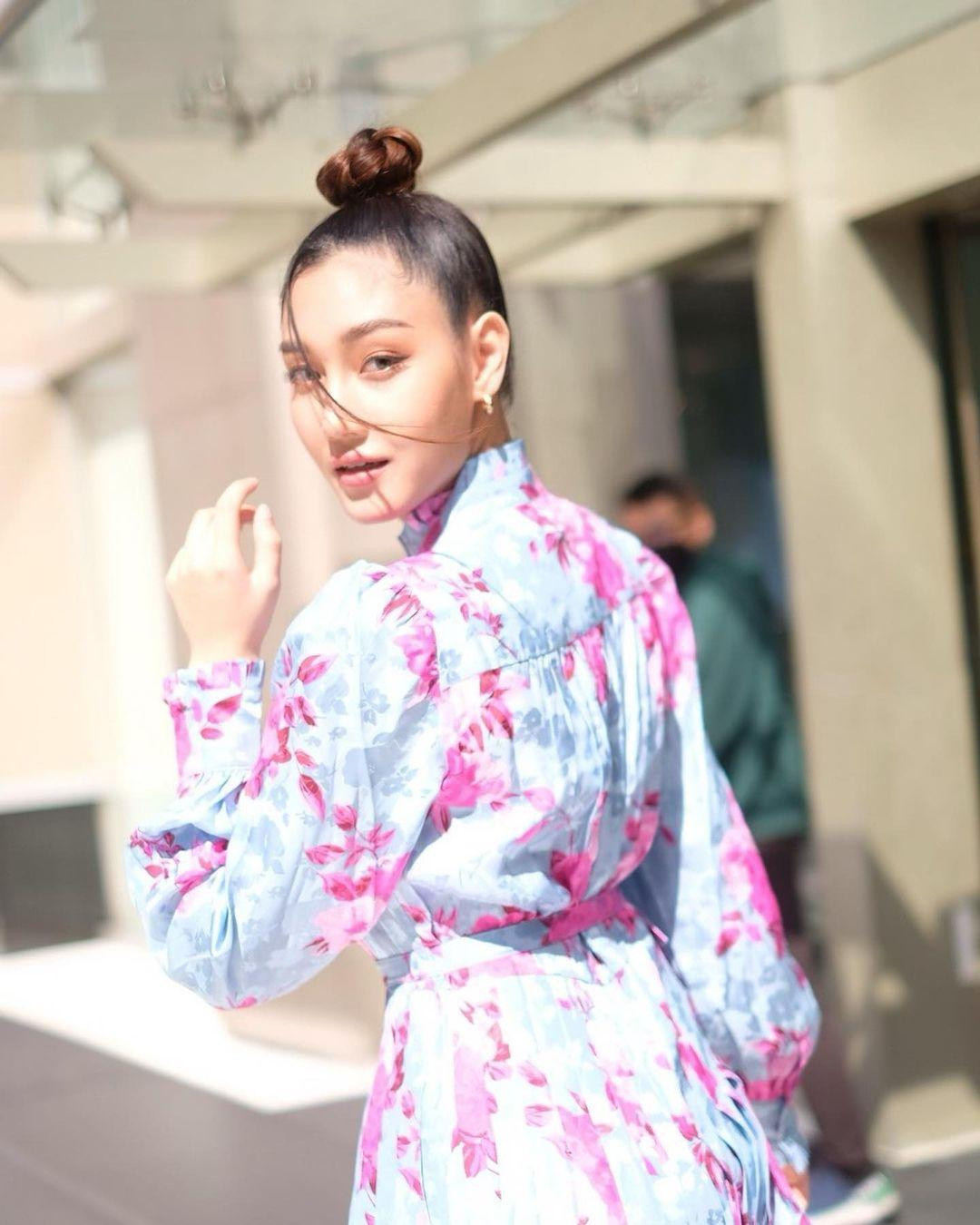 Nhan sắc 24 tuổi mang trong mình 2 dòng máu Thái - Mỹ. Cô được đánh giá là một 'gà chiến' đáng gờm khi bước vào đường đua sắc đẹp khi chỉ mới 15 tuổi. Nhan sắc 24 tuổi mang trong mình 2 dòng máu Thái - Mỹ. Cô được đánh giá là một 'gà chiến' đáng gờm khi bước vào đường đua sắc đẹp khi chỉ mới 15 tuổi.