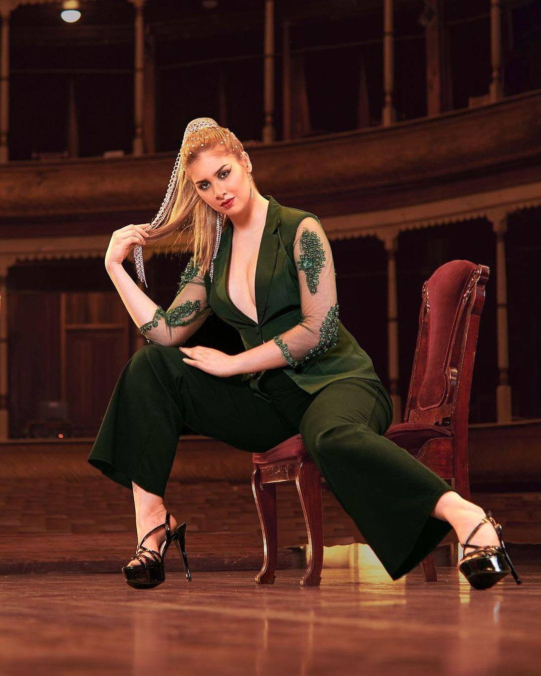 Nhìn Ivana Batchelor ngày càng nặng nề và xồ xề, khác xa với hình ảnh thon thả và nóng bỏng cách đây 2 năm.