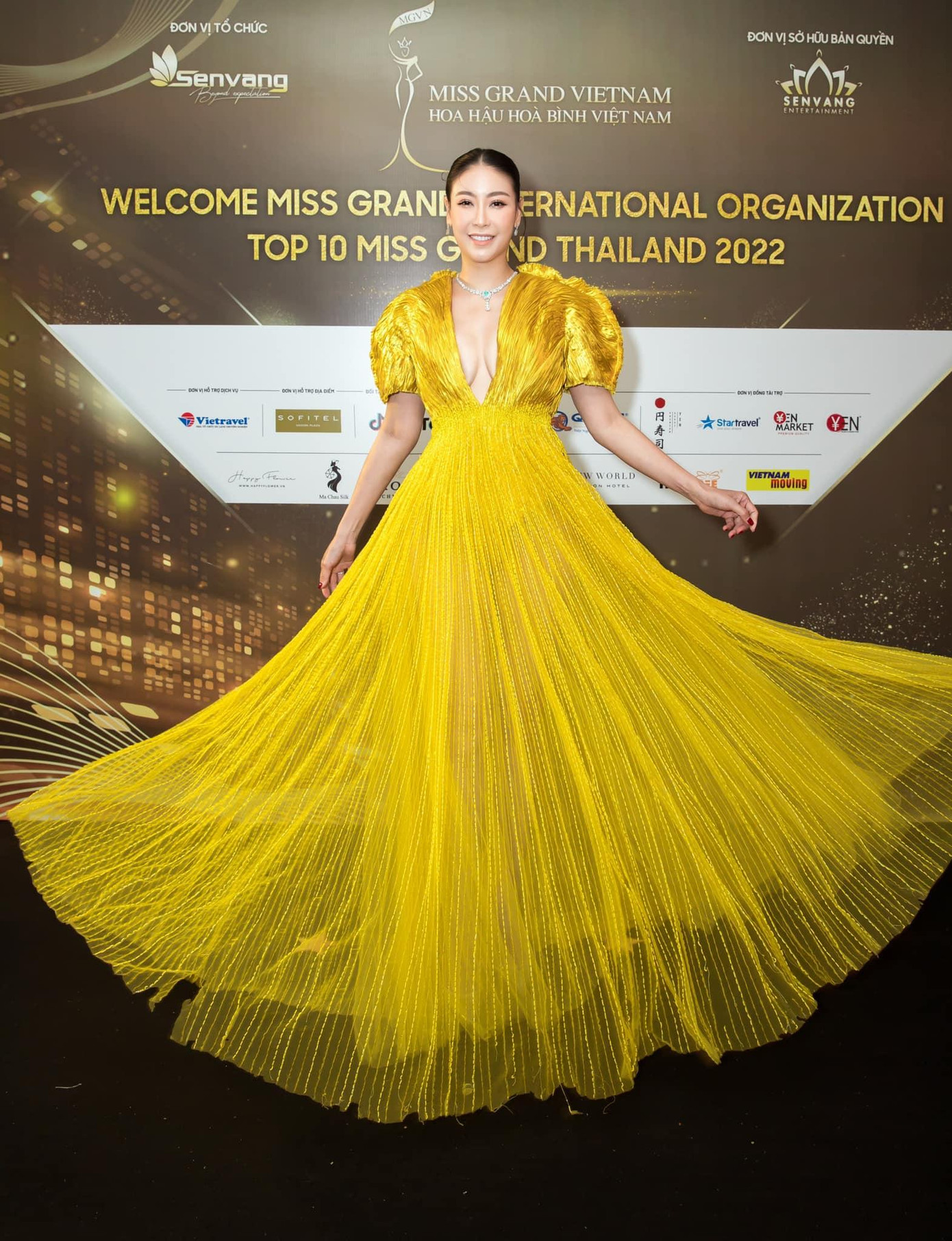 Mới đây, Hoa hậu Hà Kiều Anh tham dự buổi họp báo khởi động Miss Grand Vietnam 2022 tại TP. HCM. Cô nổi bật trên thảm đỏ với bộ váy tông màu vàng rực.