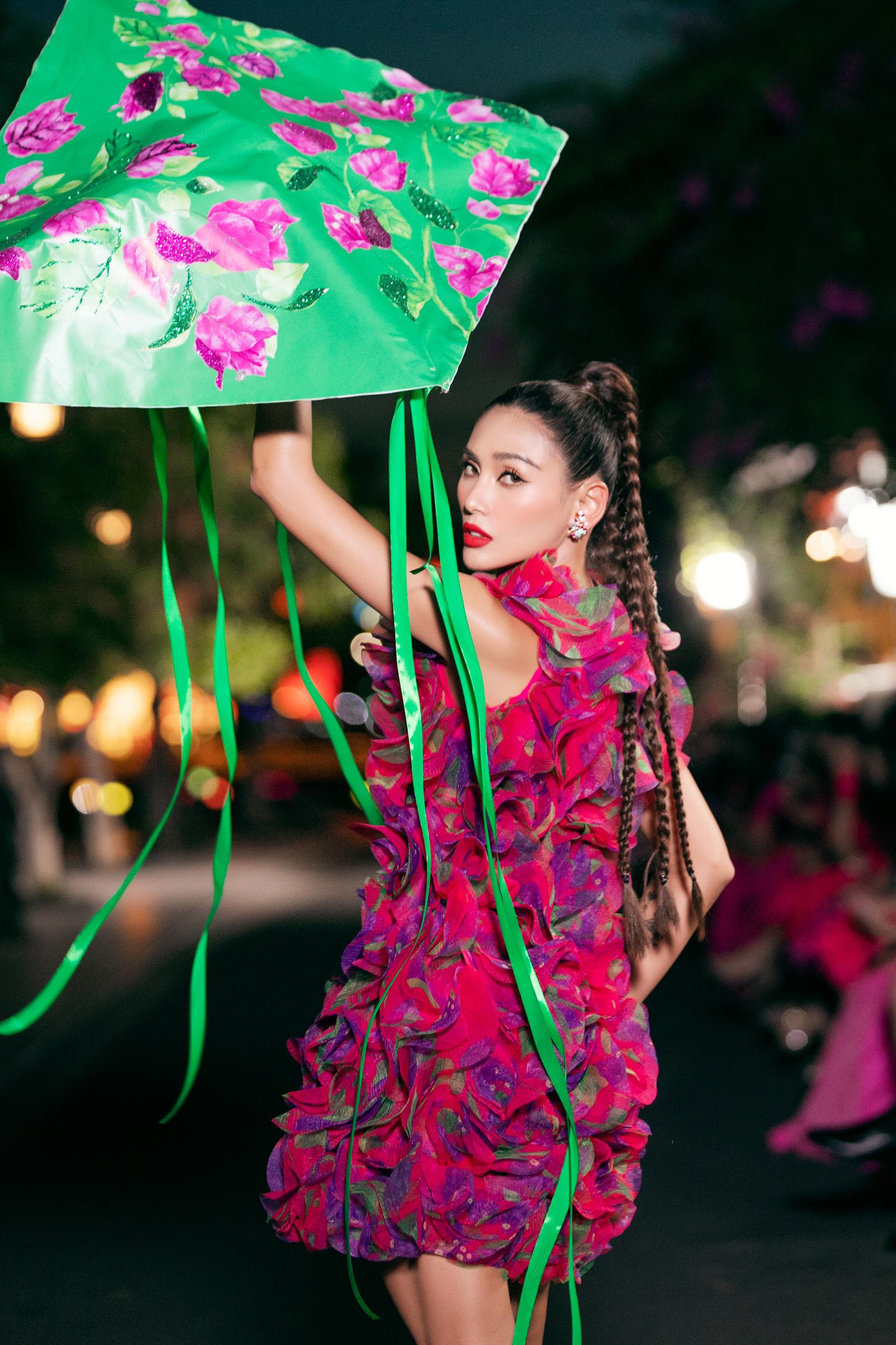 Siêu mẫu Võ Hoàng Yến đảm nhận vai trò vedette. Cô khiến khán giả trầm trồ khi khoe thần thái 'đỉnh cao' trên sàn diễn.