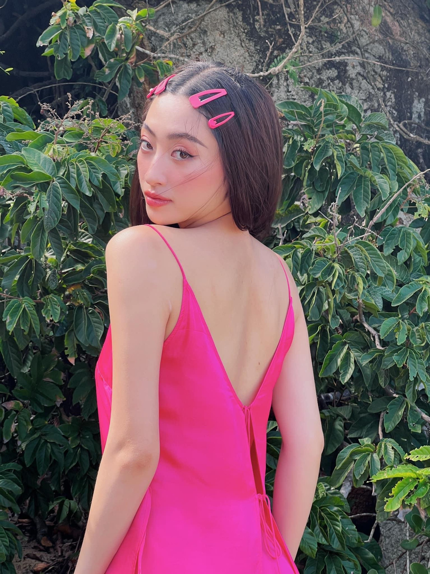 Chiếc áo khoét lưng giúp Miss World Vietnam 2019 khoe lưng ong nuột nà và quyến rũ.