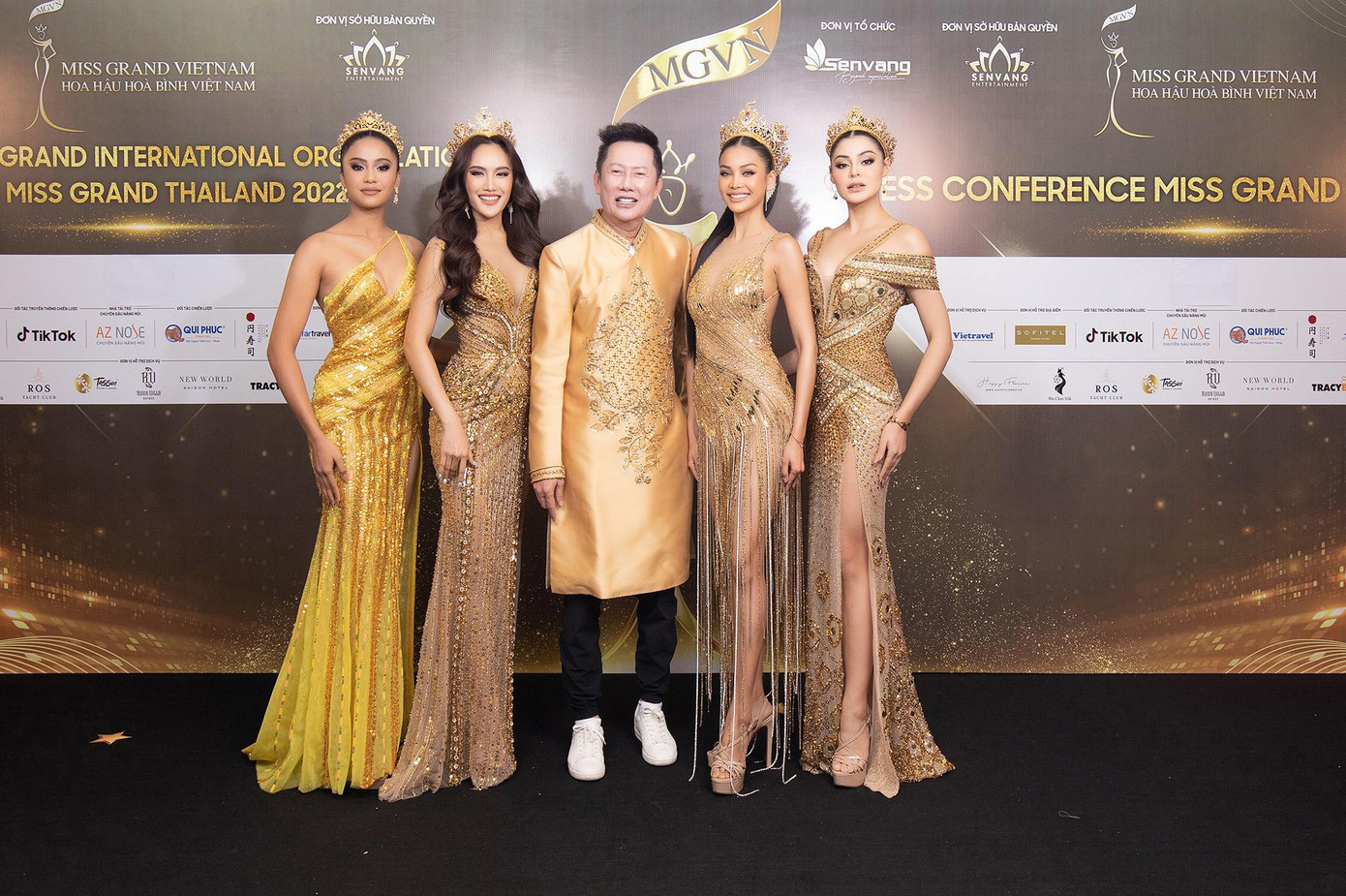 Chủ tịch Miss Grand International - Mr. Nawat cùng với top 10 Miss Grand Thái Lan 2022 xuất hiện trên thảm đỏ.