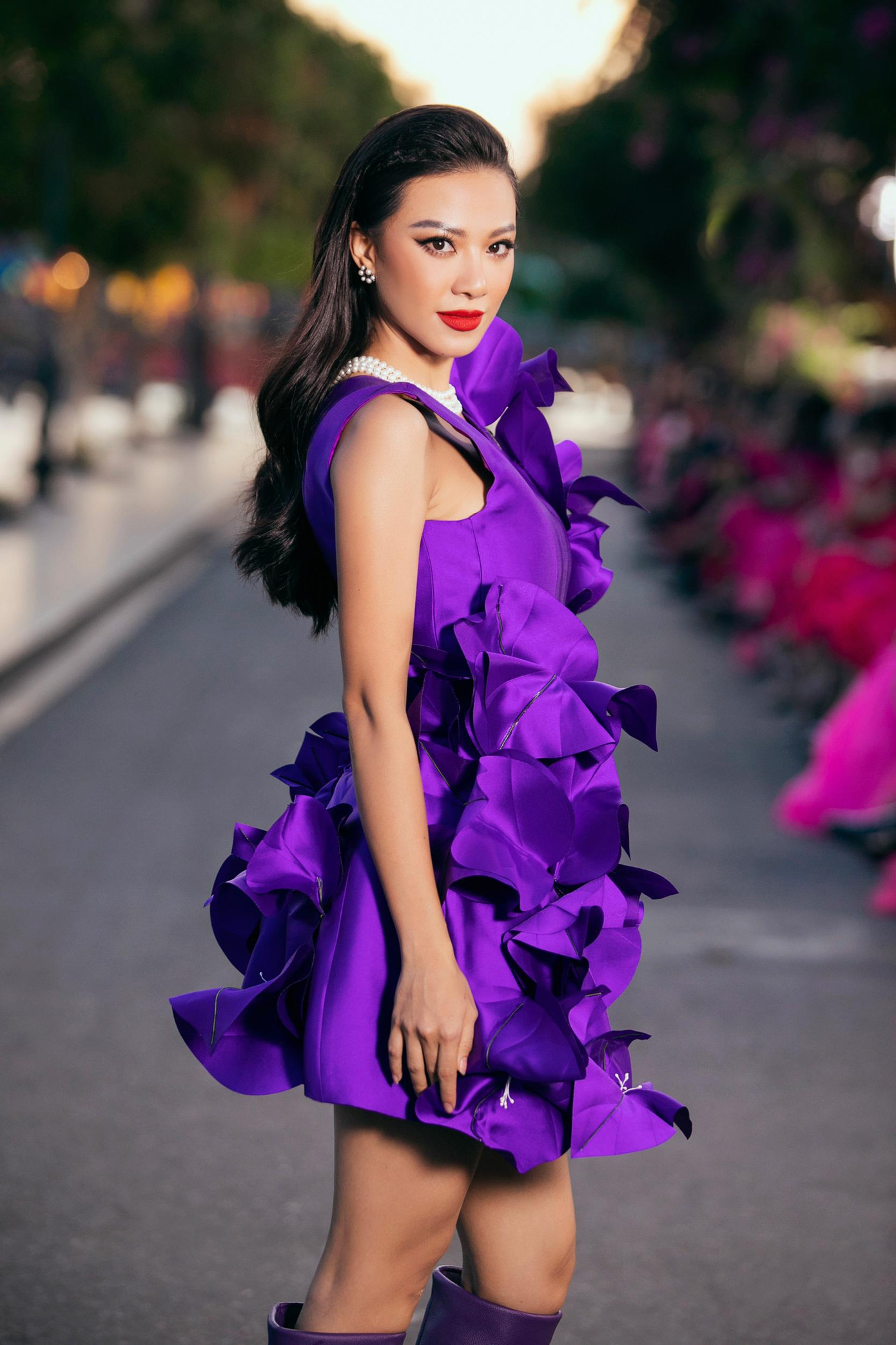 Á hậu Kim Duyên mặc bộ váy tông màu tím kiêu sa.