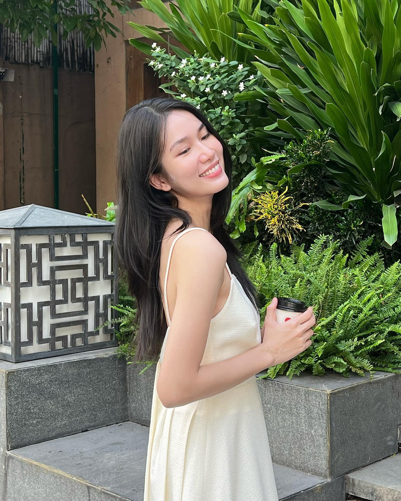 Á hậu Phương Anh diện váy hai dây ngọt ngào, quyến rũ. Á hậu Phương Anh diện váy hai dây ngọt ngào, quyến rũ.