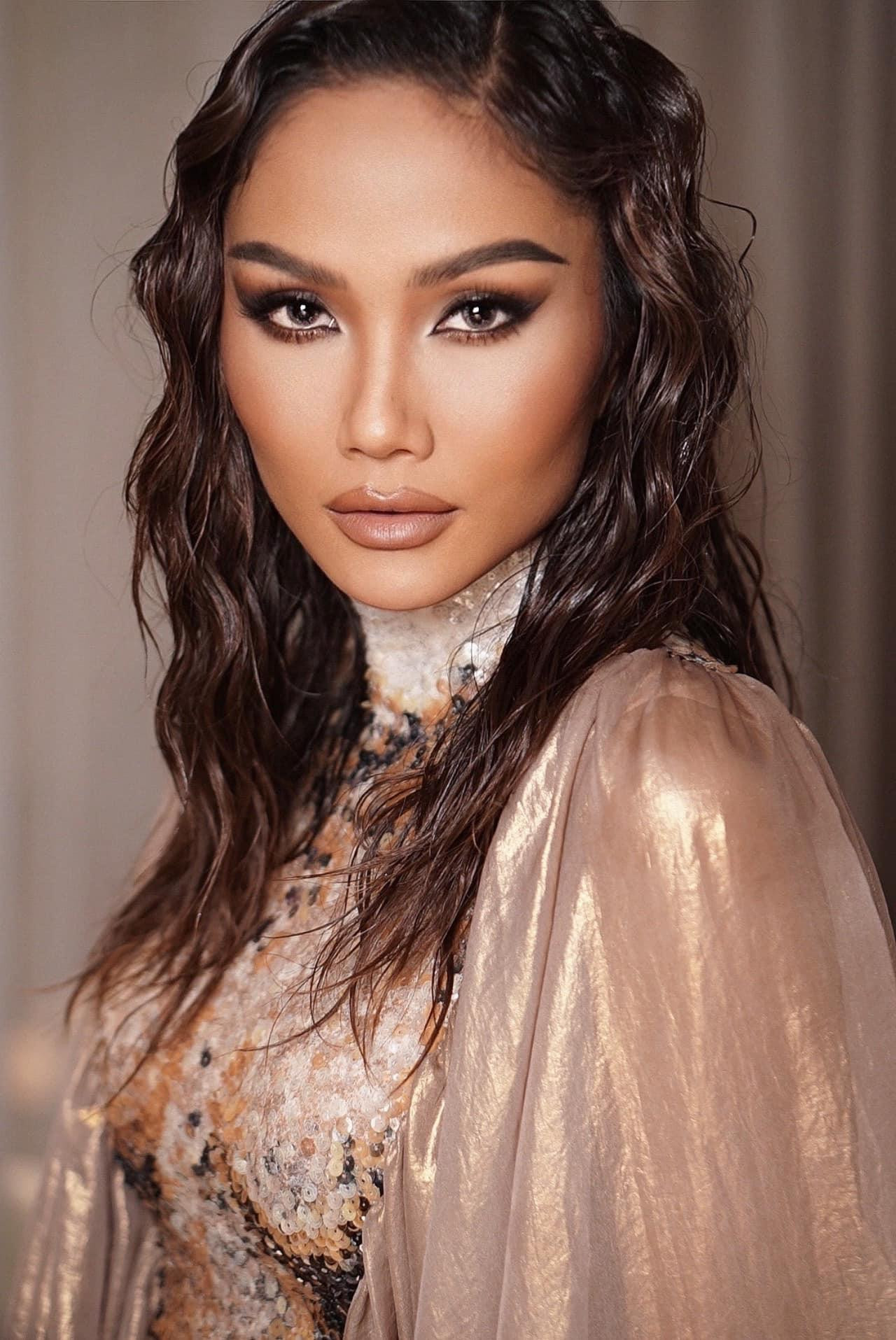 Hoa hậu H&apos;Hen Niê hoá nàng tiên cá với bộ trang phục đính kết cầu kỳ.