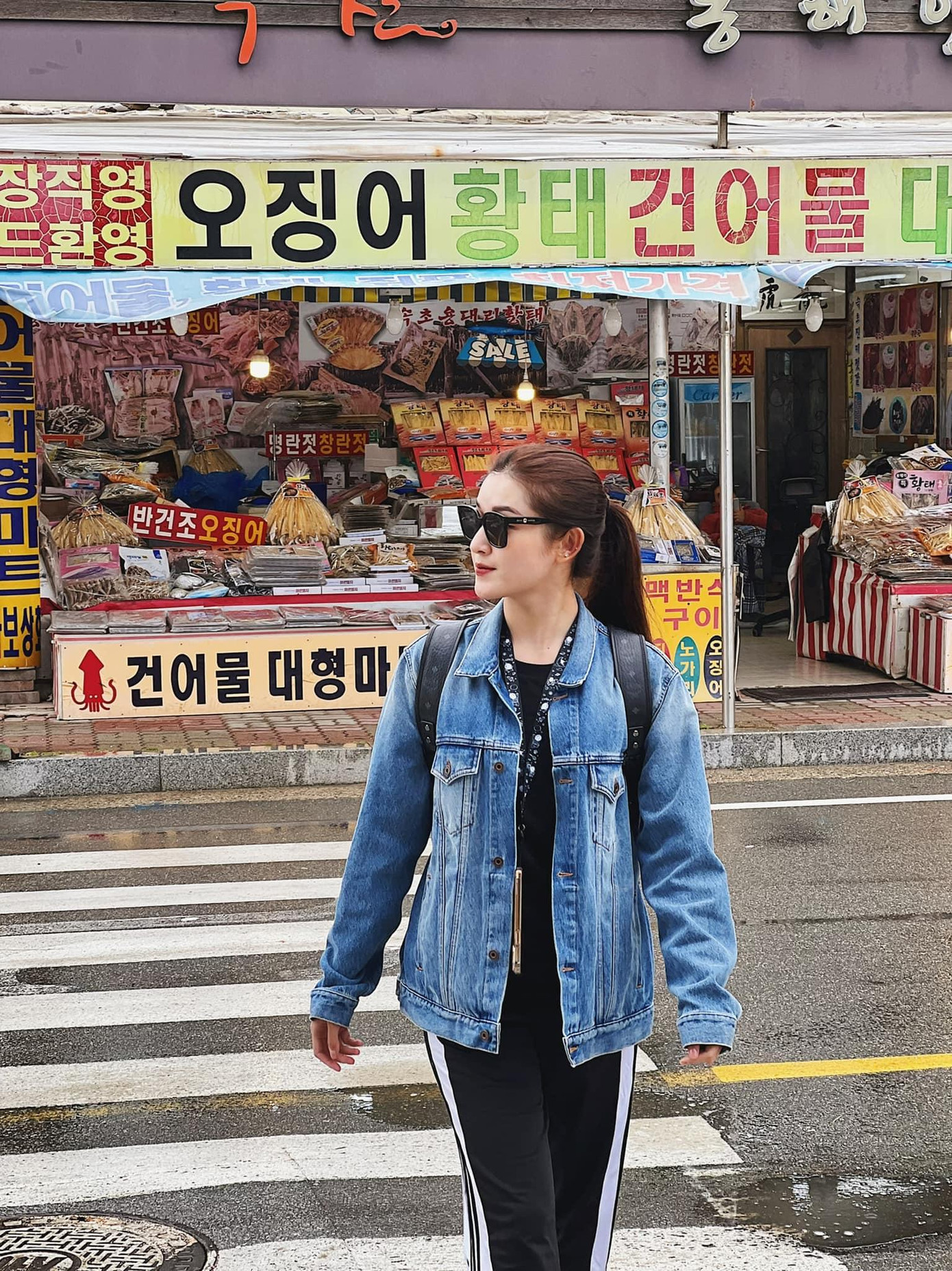 Huyền My giản dị khi đi tác nghiệp ở Hàn Quốc. Huyền My giản dị khi đi tác nghiệp ở Hàn Quốc.