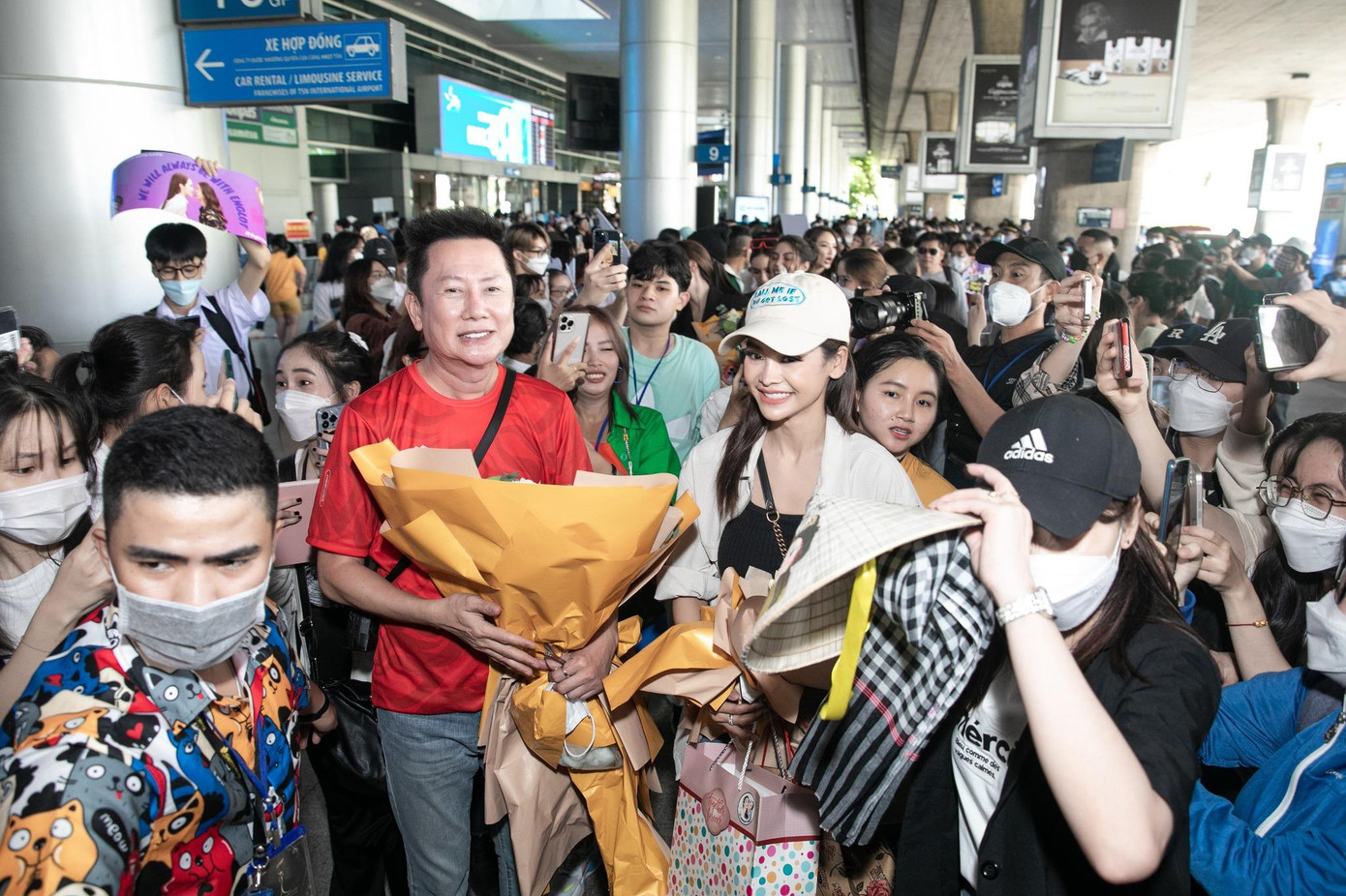 Trước đó, Mr. Nawat và Mrs. Teressa cũng dự định cùng Thùy Tiên trở về nước sau khi đăng quang Miss Grand 2021 nhưng do tình hình dịch bệnh nên đã không thể thực hiện kế hoạch này.