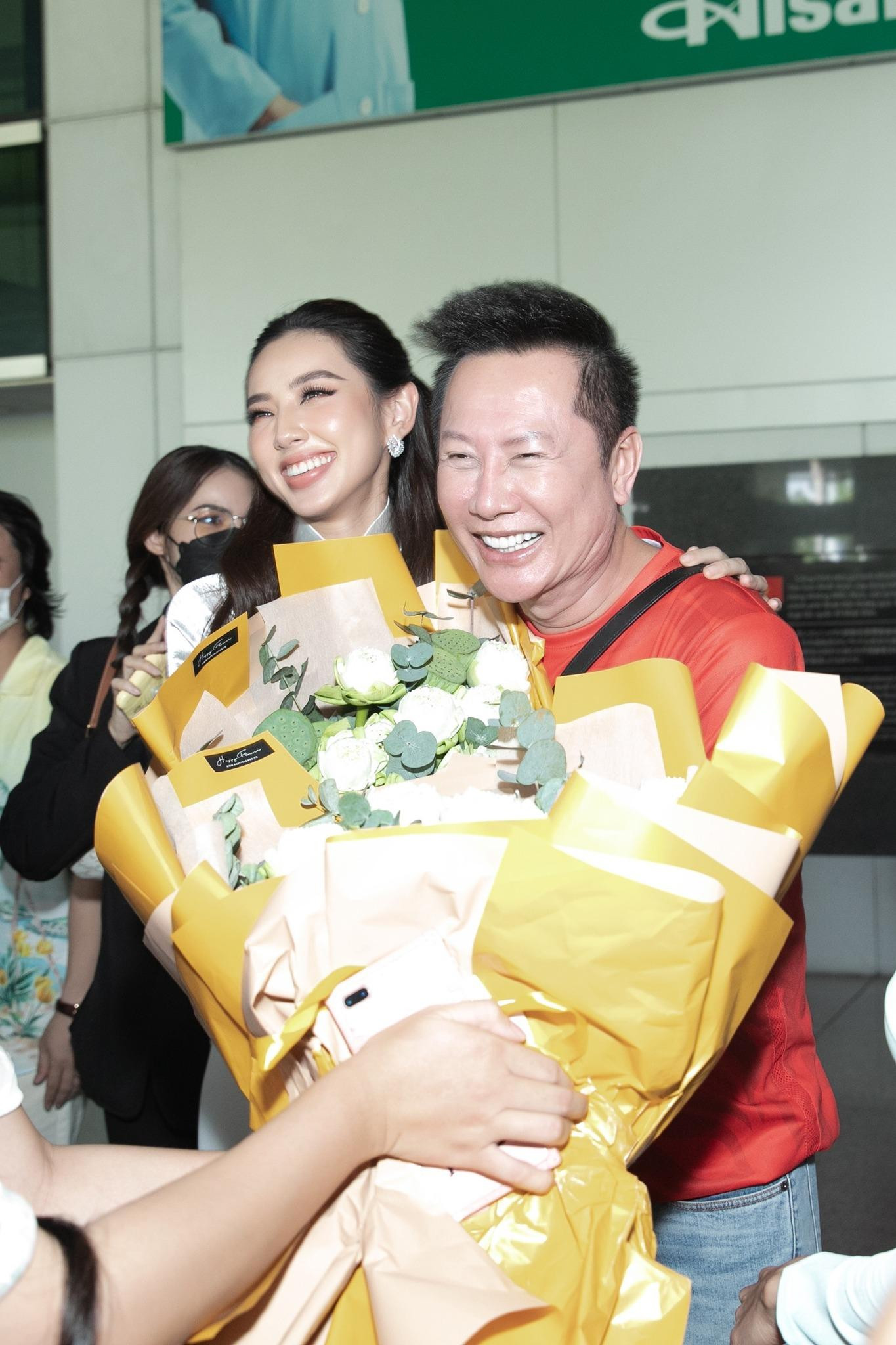 Hoa hậu Thùy Tiên vui mừng hội ngộ chủ tịch Miss Grand International - Mr. Nawat, người vẫn luôn coi cô như cô con gái út.
