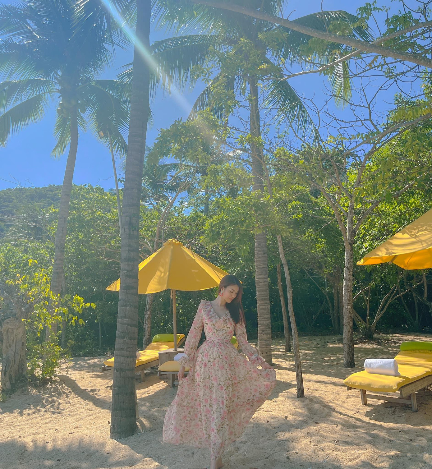 Hoa khôi Lan Khuê đẹp tựa &apos;nàng thơ&apos; trên biển.