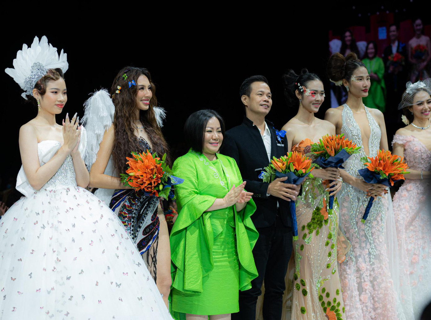 Thùy Tiên tự tin làm vedette bên các chân dài đình đám như siêu mẫu, Á hậu Hoàng Thùy.