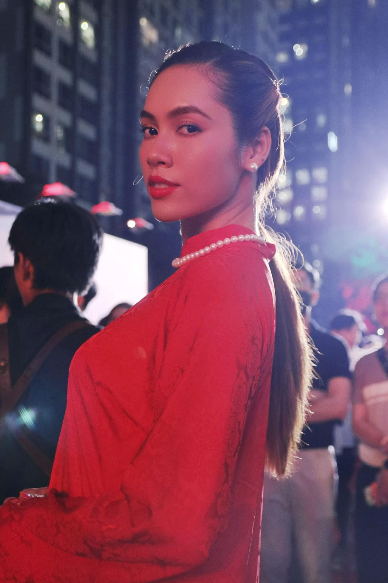 Á hậu Hoàng My hoá quý cô xưa với áo dài gấm tông màu đỏ rực.