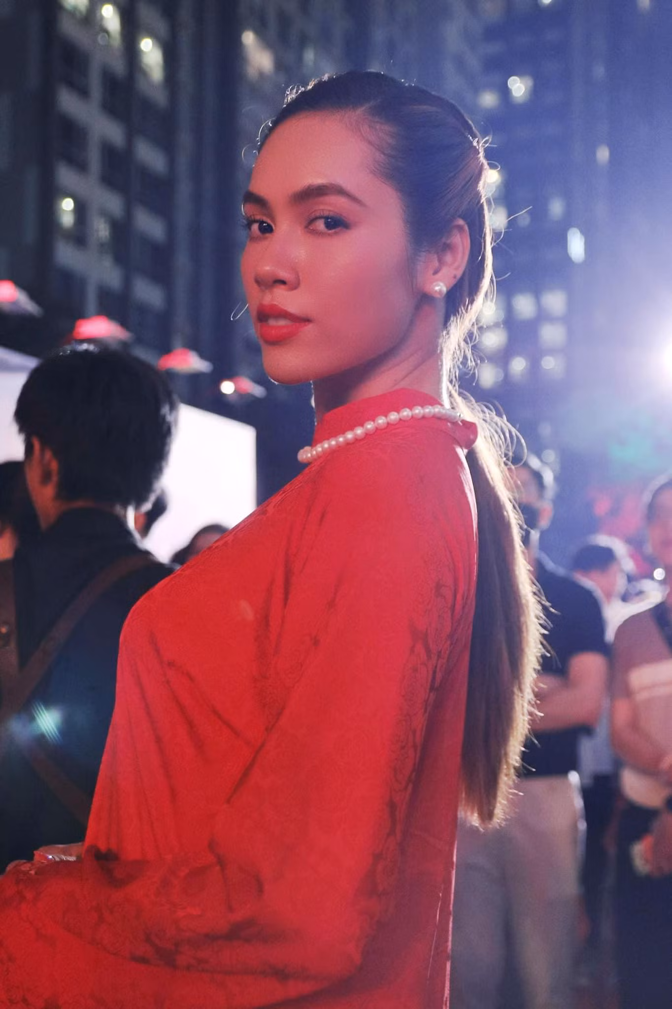 Á hậu Hoàng My hoá quý cô xưa với áo dài gấm tông màu đỏ rực. Á hậu Hoàng My hoá quý cô xưa với áo dài gấm tông màu đỏ rực.