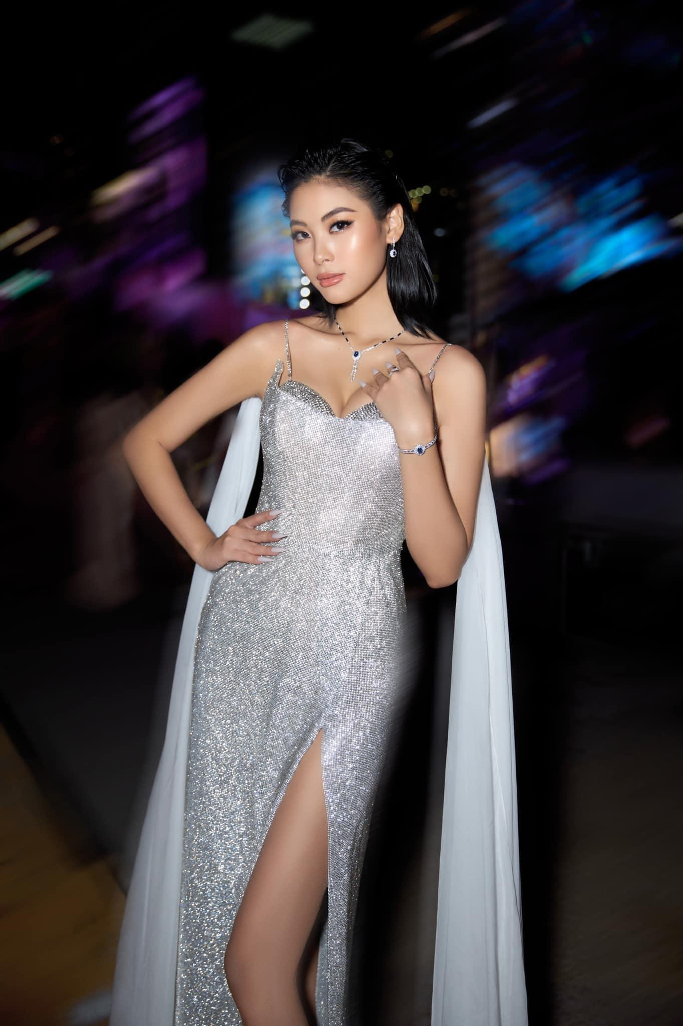 Người đẹp Đào Thị Hà diện váy sequin có kiểu dáng cúp ngực khoe vòng một nóng bỏng.